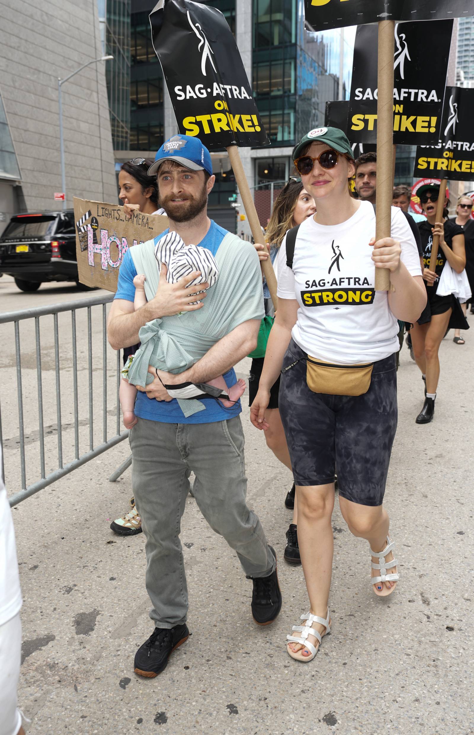 Erin Darke i Daniel Radcliffe z dzieckiem na strajku aktorów (Fot. Getty Images)