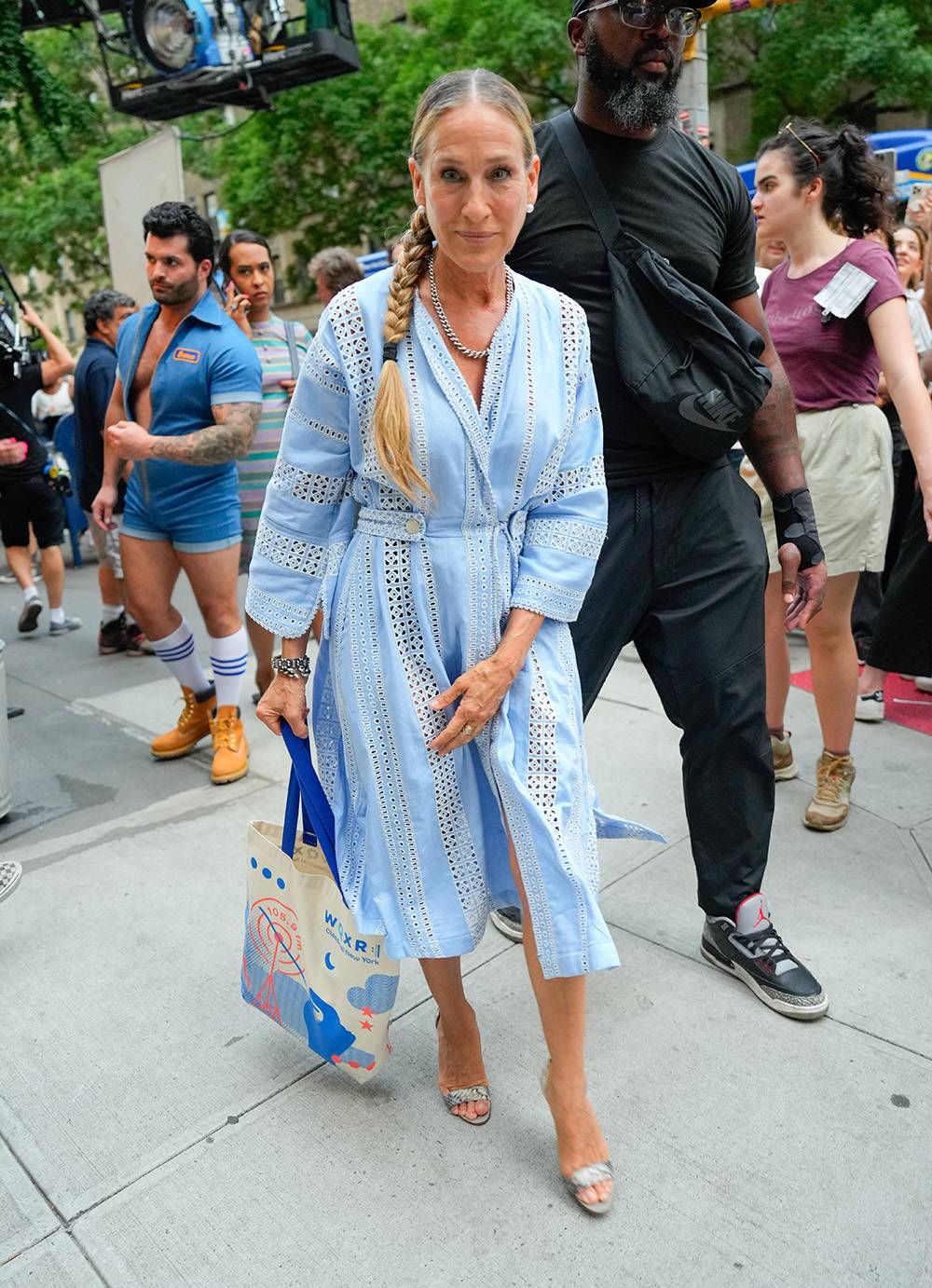 Sarah Jessica Parker dumnie prezentuje warkocz, dowodząc, że fryzury po pięćdziesiątce mogą być dziewczęce i pełne fantazji. Fot. Getty Images