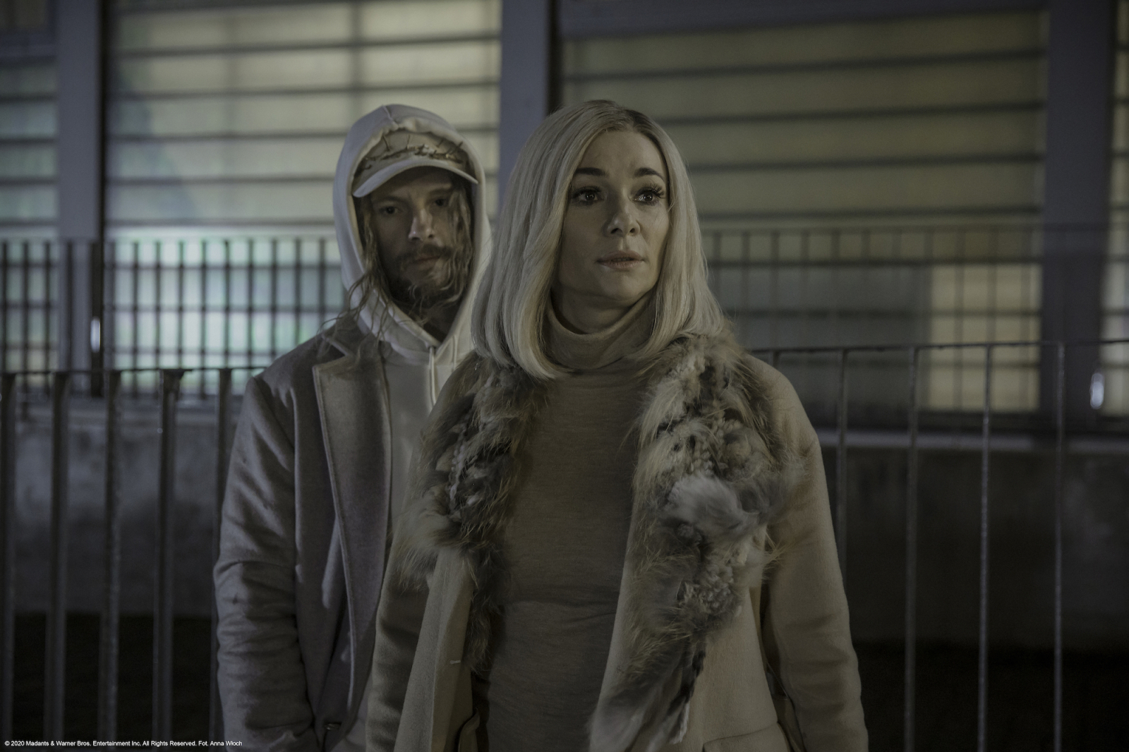 Sonia Bohosiewicz w polskim filmie „Inni ludzie”, razem z inną postacią w ciemnej scenerii.