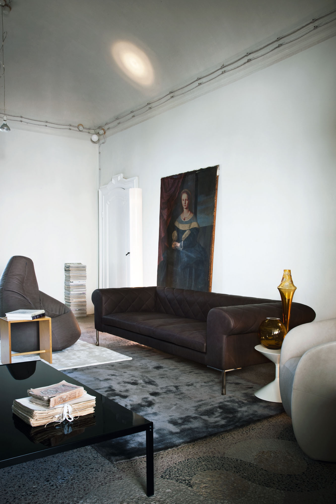 Siedzisko Sacco, proj. Gatti, Paolini, Teodoro, 1968 rok; stolik Tempo, proj. Prospero Rasulo, 2001 rok; fotel Calla, proj. Noé Duchaufour-Lawrance, 2001 rok; sofa Barocco, proj. Emaf Progetti, 2003 rok.