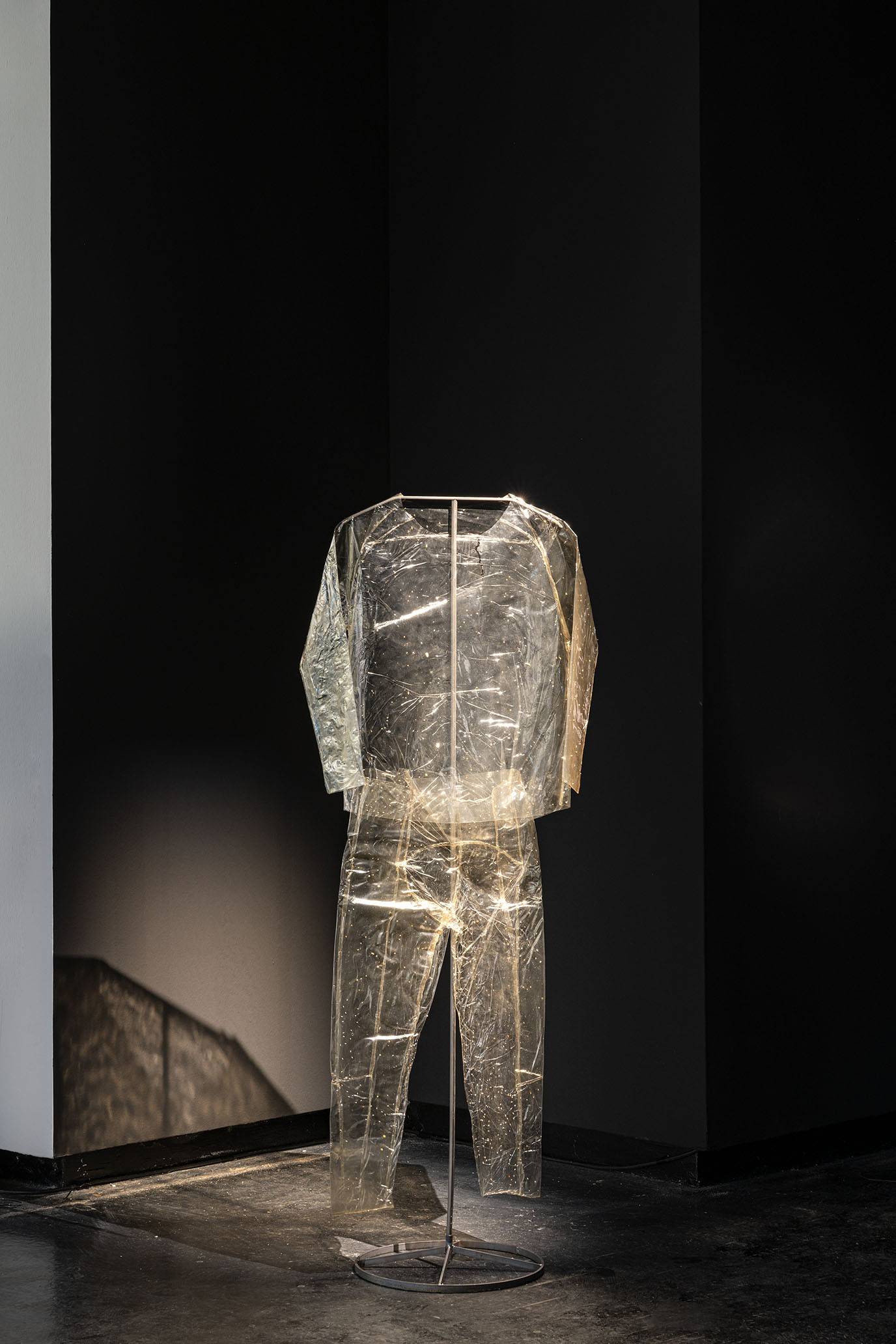 Anna Zvyagintseva, Sustainable Costume for an Invader, The Naked Room, Fot. Materiały prasowe