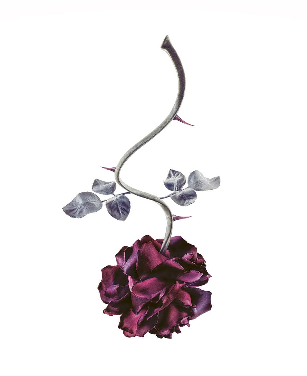 Nakrycie głowy „The Upside-Down Rose” projektu Philipa Treacy, wiosna-lato 2000 haute couture; Dzięki uprzejmości Philipa Treacy. Fot. © Nick Knight, 2024. Dzięki uprzejmości The Metropolitan Museum of Art.