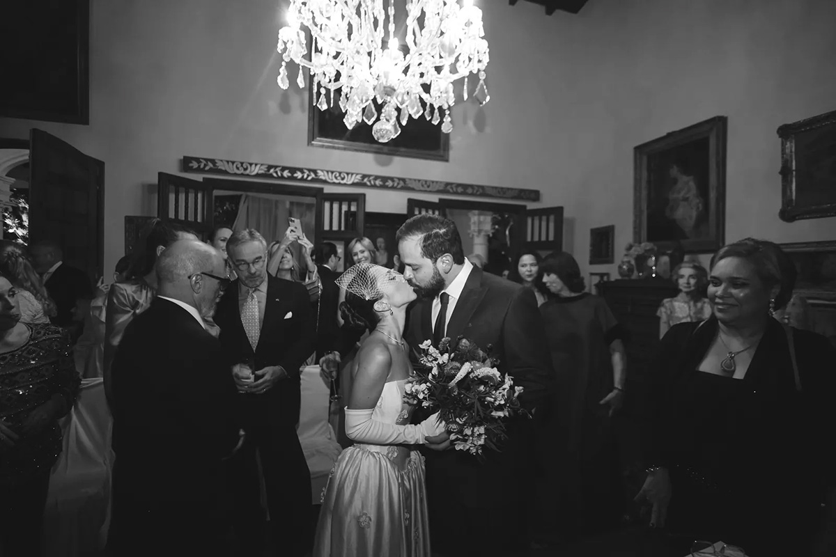 Catalina wzięła ślub ze swoim mężem Enrique w domu swojej babci w Caracas, w którym się wychowała. Fot. Alvaro Camacho