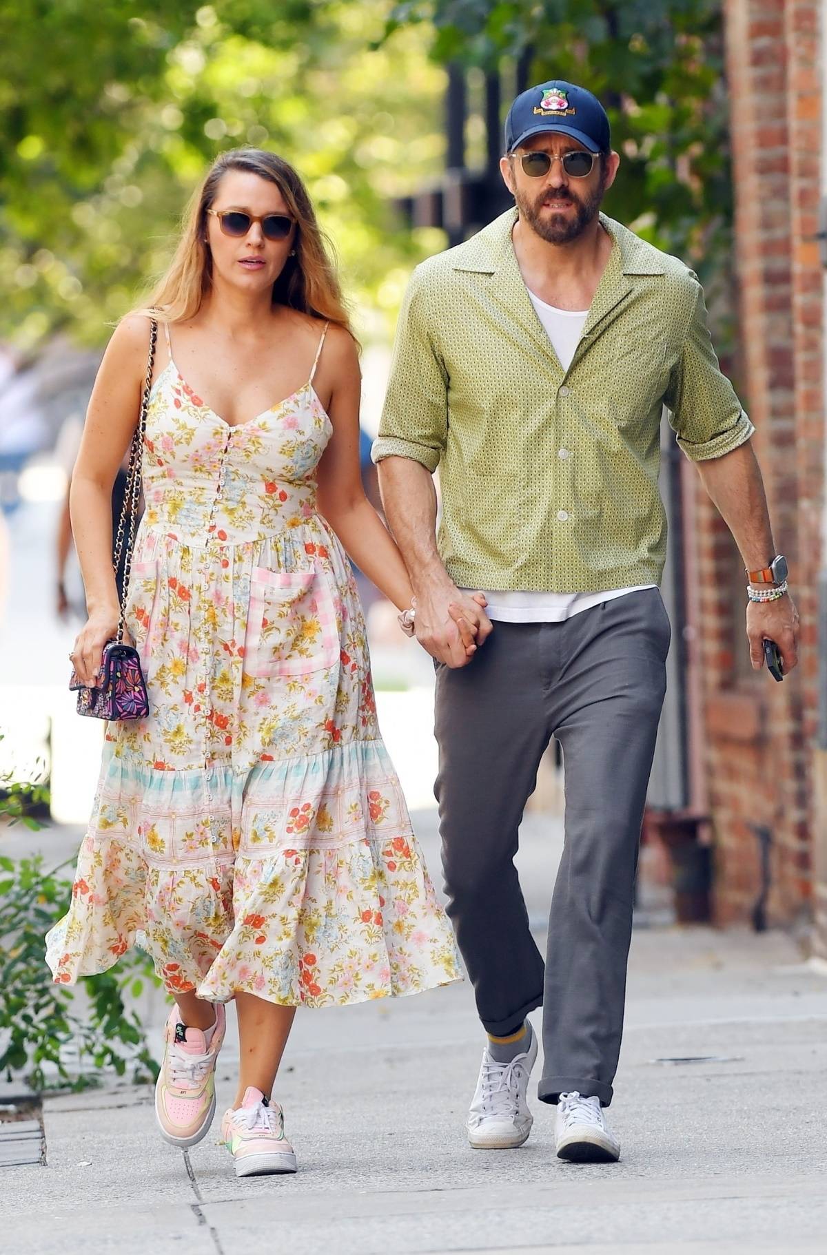 Blake Lively kwiecistą sukienkę zestawiła z pastelowymi sneakersami marki Nike oraz wzorzystą torebką Chanel.