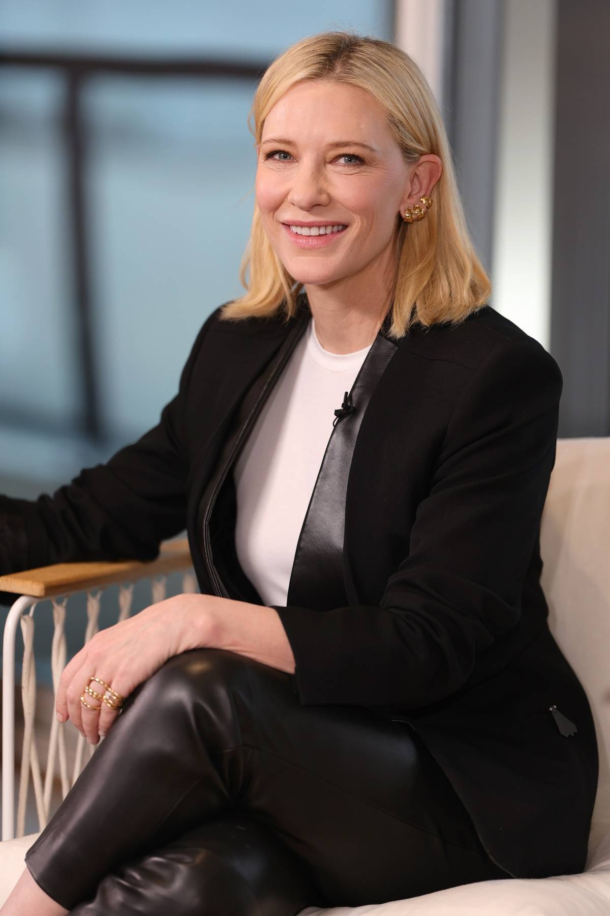 Cate Blanchett w smokingowej marynarce i sneakersach. Aktorka Cate Blanchett nosi smokingową marynarkę w wersji casual i łączy ją z białymi sneakersami domu mody Alexander McQueen.