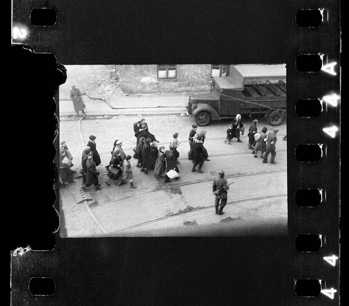 „Sceny z ewakuacji getta ok. 20.4.1943”Fot. Z. L. Grzywaczewski / z archiwum rodzinnego Macieja Grzywaczewskiego, syna Leszka Grzywaczewskiego / skan negatywu: Fundacja Archeologia Fotografii