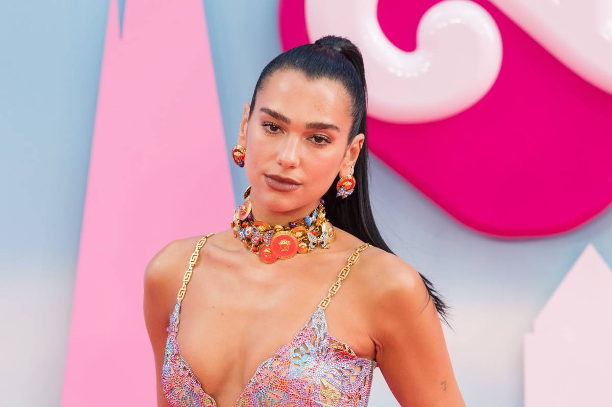Dua Lipa w czerwonej naked dress eksponującej stringi. Piosenkarka Dua Lipa spędza wakacje w rodzimej Albanii. Gwiazda zdecydowała się na sesję zdjęciową na skałach w czerwonej naked dress z dzianiny.