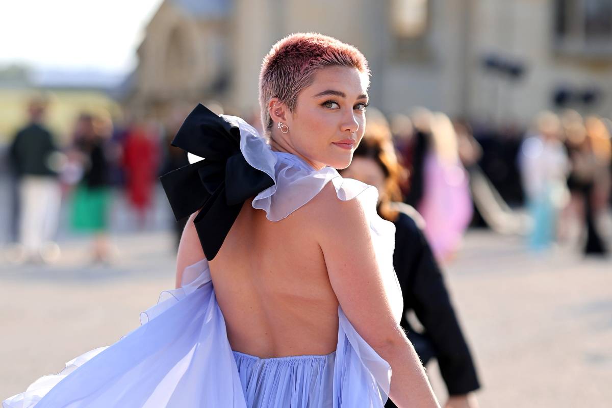 Florence Pugh w naked dress Valentino i różowych włosach. Florence Pugh na pokazie swojego ulubionego domu mody, Valen-tino, pokazała się w lawendowej naked dress i różowych włosach.