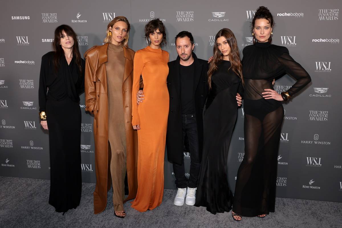 Charlotte Gainsbourg, Anja Rubik, Mica Argañaraz, Anthony Vaccarello, Hailey Bieber i Shalom Harlow (Fot. Getty Images)