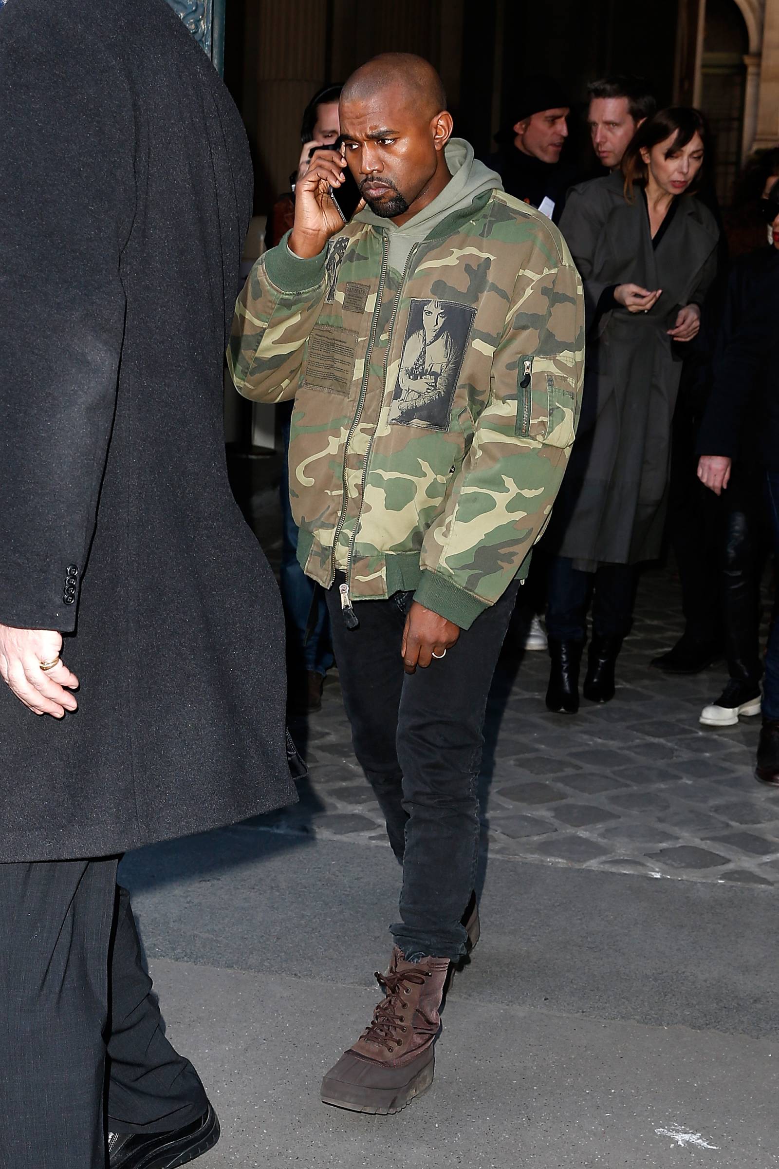 Kanye West w bomberce Rafa Simonsa z 2001 r. / (Fot. Getty Images)