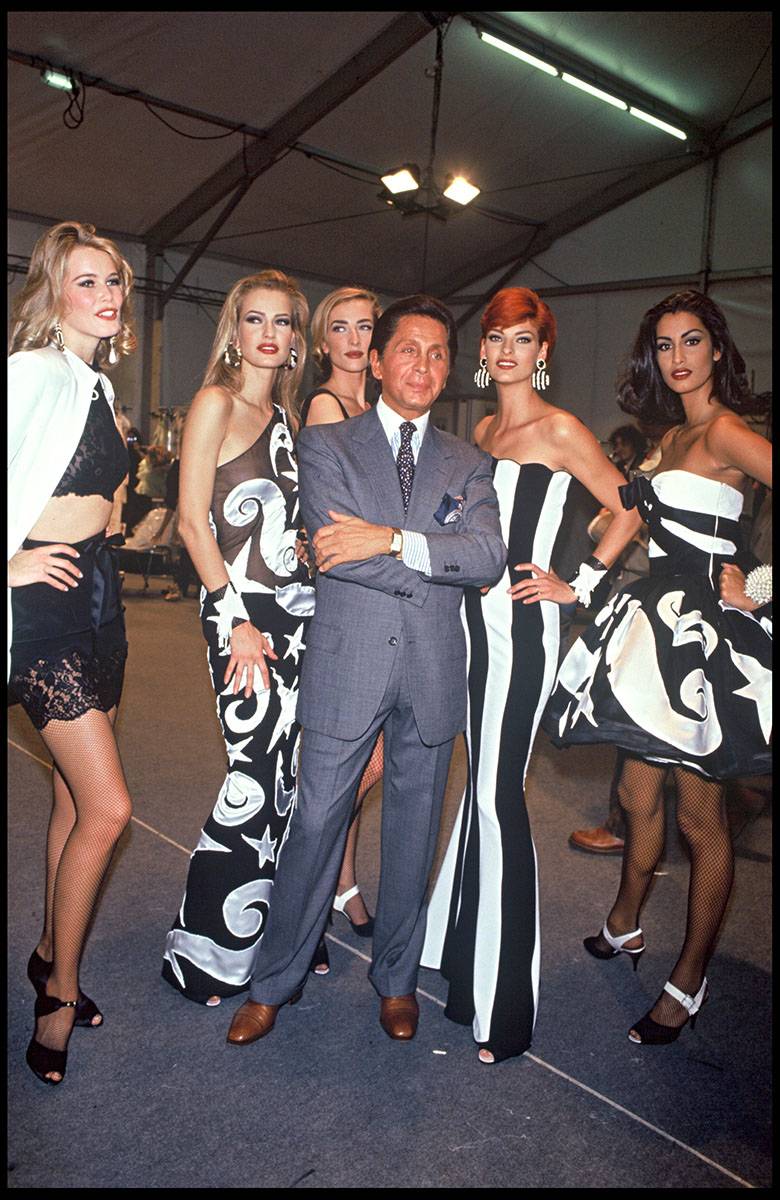 Valentino Garavani pozuje w otoczeniu modelek, w tym także Lindy Evangelisty za kulisami pokazu kolekcji wiosna-lato 1992 (Fot. Getty Images)