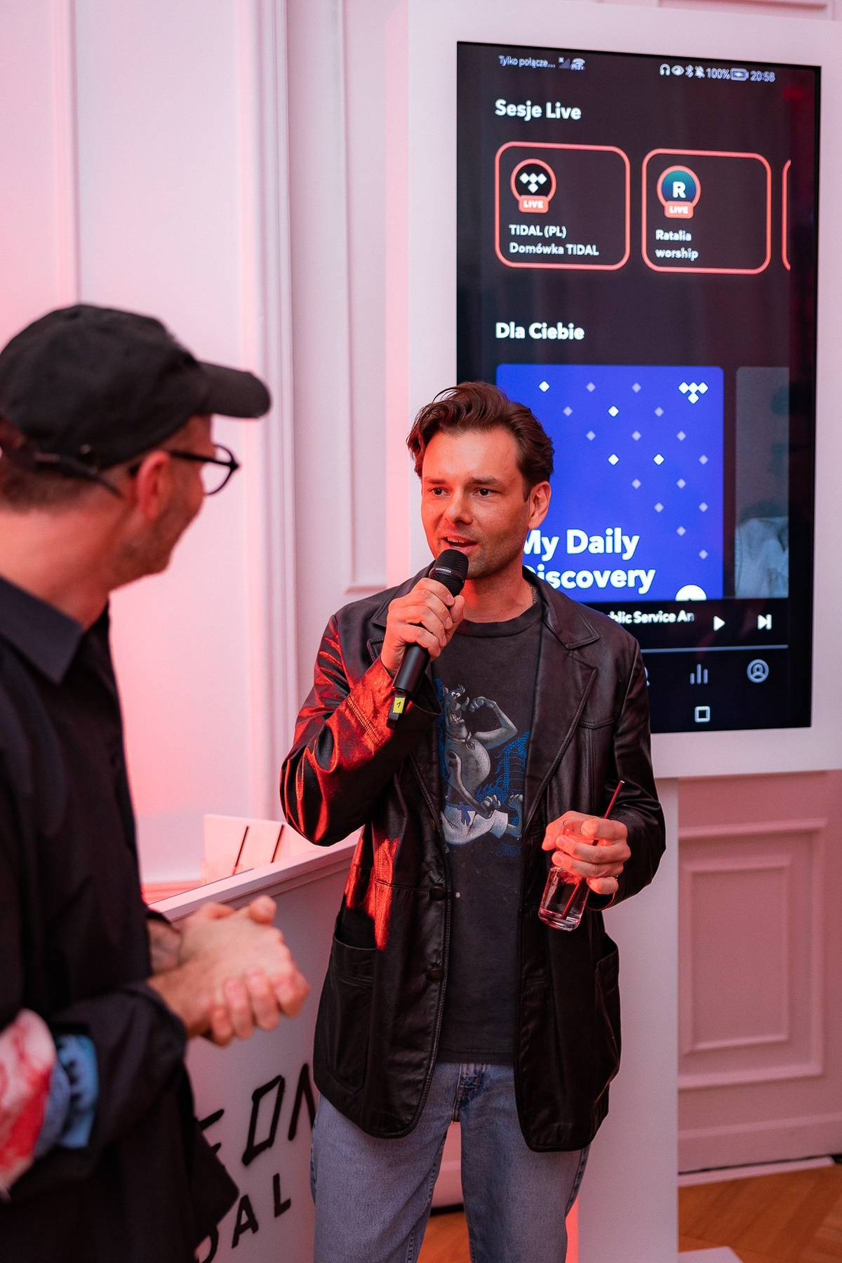 Gwiazdy na domówce Tidala: Serwis wprowadza nową funkcję Live. Tidal przedstawia nową funkcję Live, która pozwala na żywo dzielić się muzyką ze znajomymi i każdemu zostać DJ-em rozkręcając imprezę z innymi.