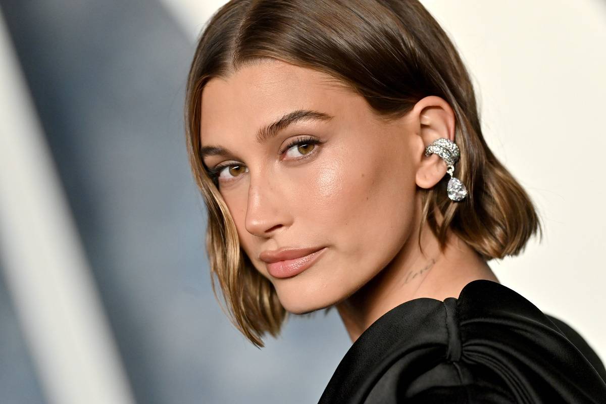 Hailey Bieber w nowym letnim makijażu. Nowy makijaż Hailey Bieber, w stylu strawberry girl summer, sprawia, że jej twarz wygląda niczym muśnięta słońcem, a jednocześnie promienna, wypoczęta.