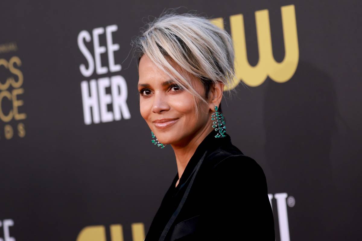 Halle Berry odpowiada na krytykę jej nagiego zdjęcia, opublikowanego na Instagramie. Halle Berry odpowiada na złośliwe komentarze pod jej postem na Instagramie ze zdjęciem, na którym stoi naga na balkonie i pije wino z kieliszka.
