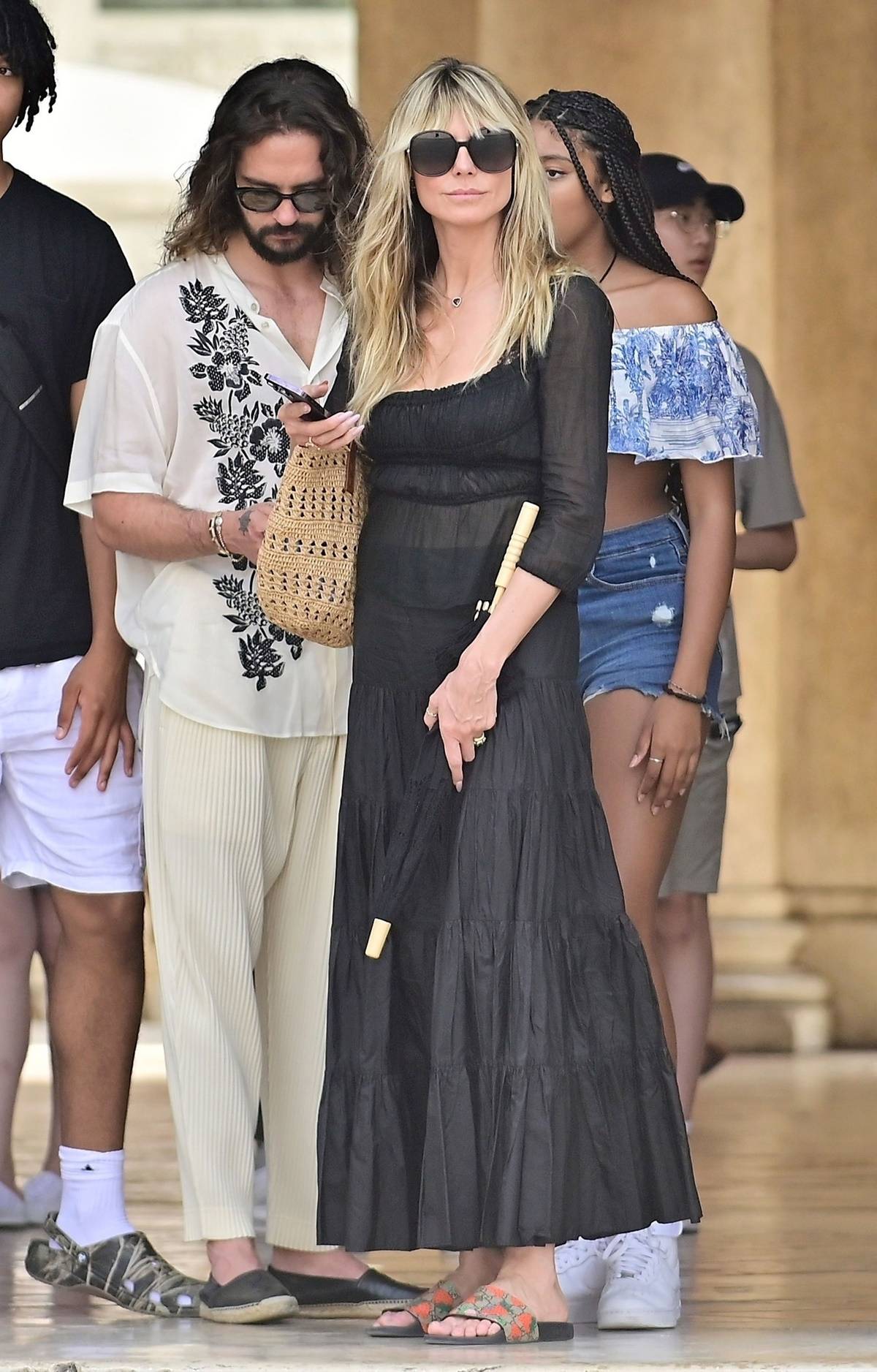 Heidi Klum w czarnym zestawie w stylu boho i klapkach Gucci. Modelka Heidi Klum oddaje hołd letniemu stylowi, celebrując wakacje w Wenecji w idealnym zestawie na lato: czarnej spódnicy i bluzce oraz klapkach Gucci.