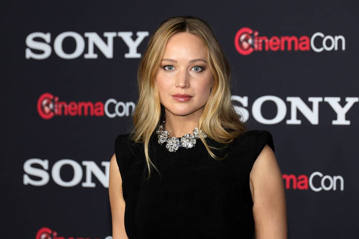 Jennifer Lawrence w czarnym zestawie i sandałkach na szpilce. Jennifer Lawrence od kilku miesięcy prezentuje nowy, nonszalancki styl. W jej szafie królują szerokie spodnie, T-shirty i oversize’owe płaszcze.
