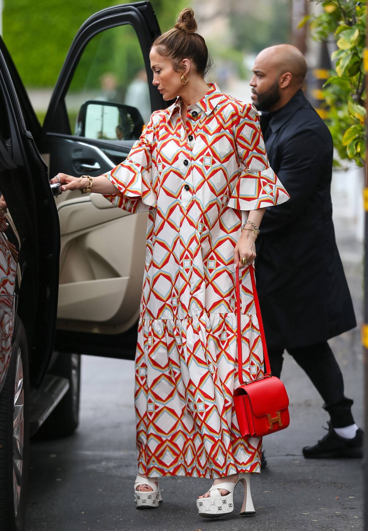 Stylizacje Jennifer Lopez w klimacie lat 70. XX wieku: geome-tryczne wzory, jeansy, awiatory. Jennifer Lopez typuje powrót mody lat 70. XX wieku na najgorętszy trend lata 2023 roku.