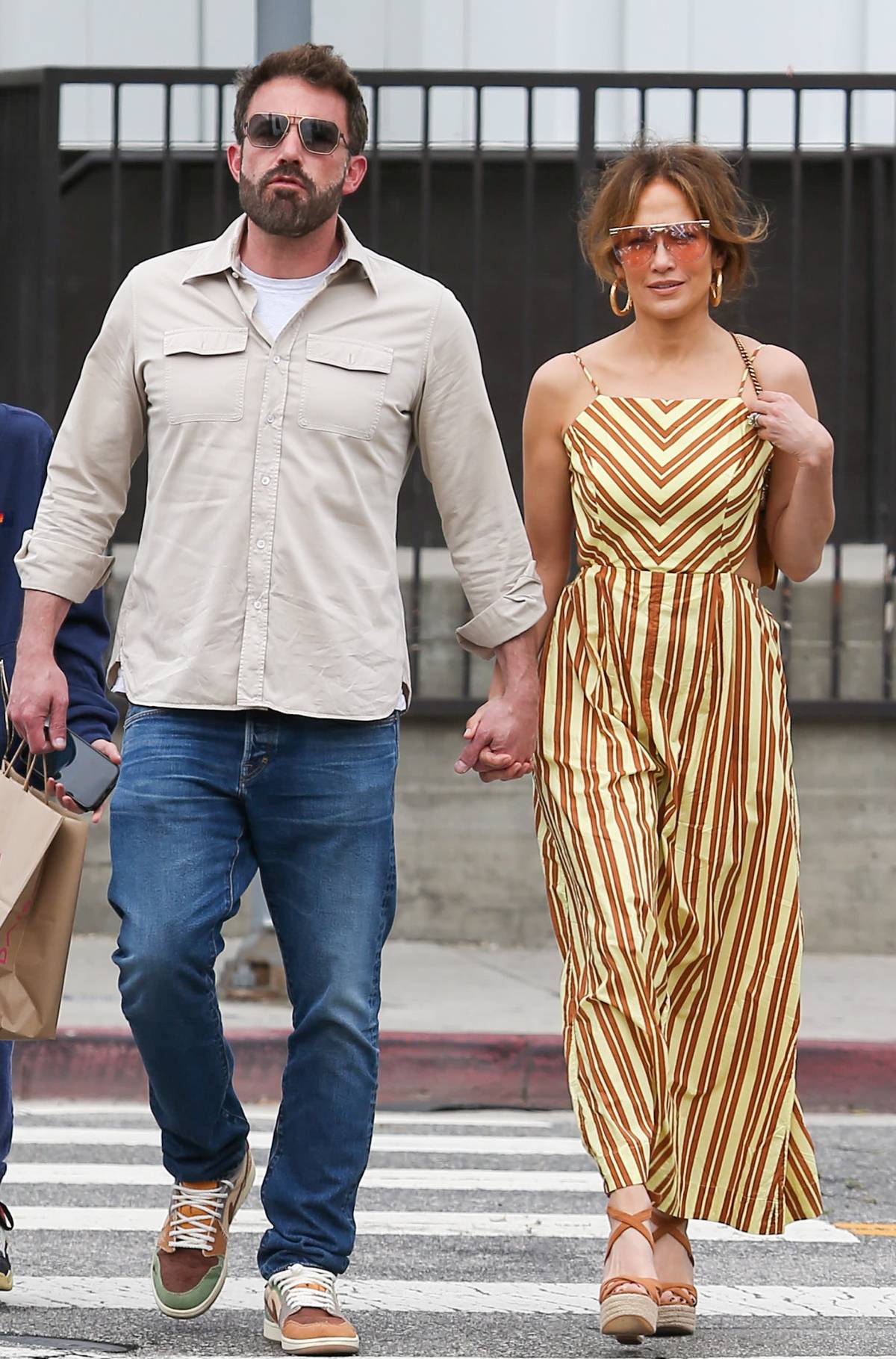 Stylizacje Jennifer Lopez w klimacie lat 70. XX wieku: geome-tryczne wzory, jeansy, awiatory. Jennifer Lopez typuje powrót mody lat 70. XX wieku na najgorętszy trend lata 2023 roku.