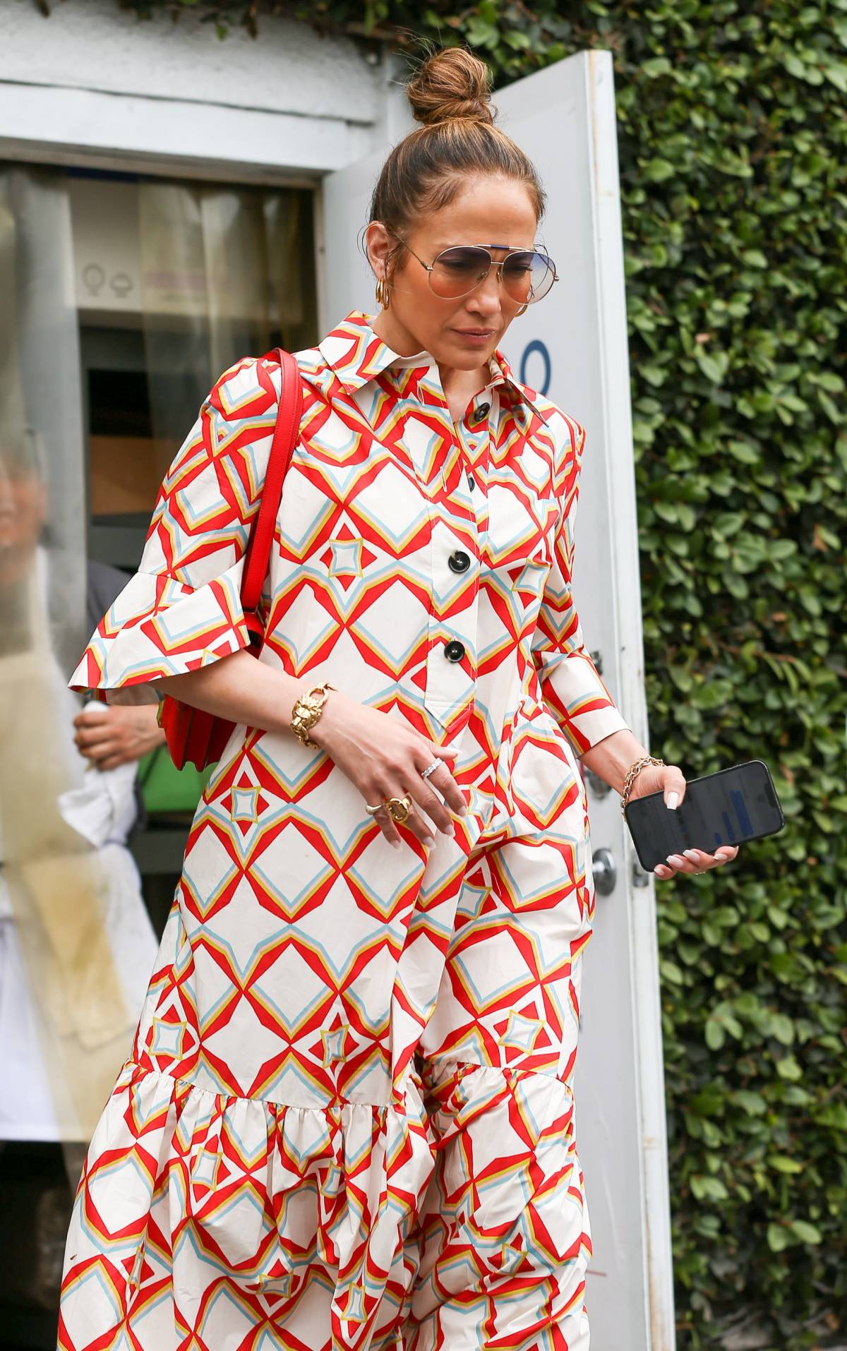 Stylizacje Jennifer Lopez w klimacie lat 70. XX wieku: geome-tryczne wzory, jeansy, awiatory. Jennifer Lopez typuje powrót mody lat 70. XX wieku na najgorętszy trend lata 2023 roku.