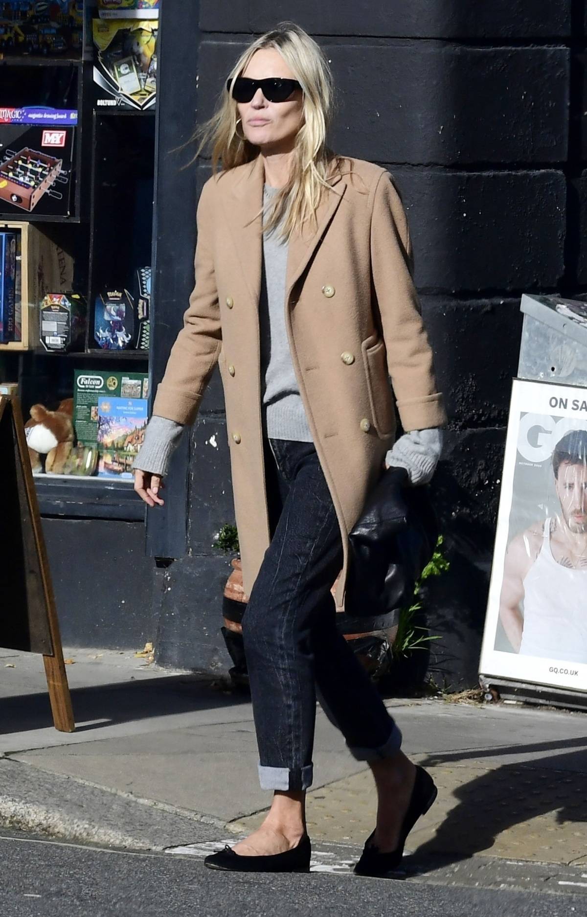 Kate Moss w skinny jeans i czarnych balerinkach.