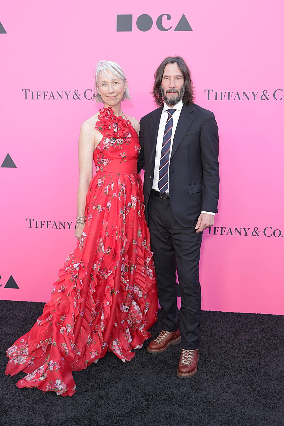 Keanu Reeves z partnerką Alexandrą Grant na gali MOCA 2023. Oboje zaprezentowali udane interpretacje dojrzałego stylu.