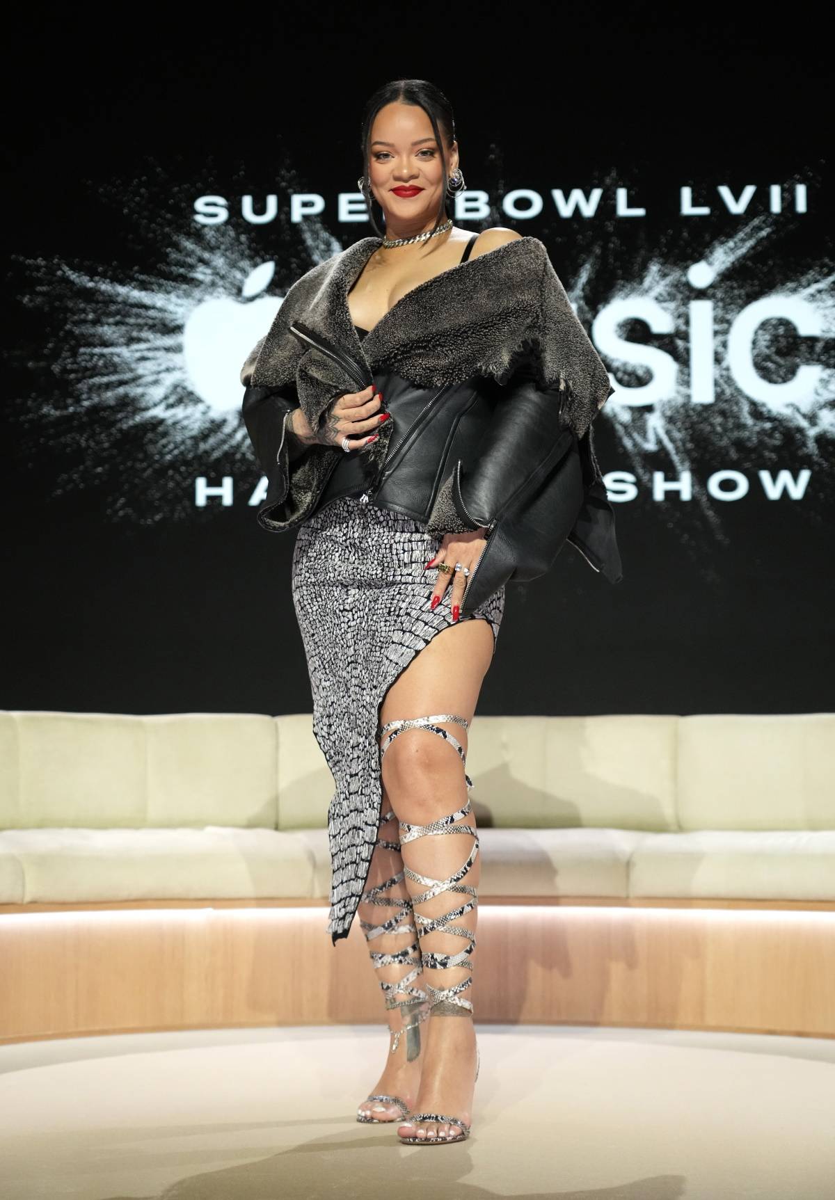 Rihanna w kreacji Alaïa potwierdza wielki powrót wzoru skóry krokodyla. Trend na zwierzęce printy lansowany na wybiegach przez takie domy mody, jak Dolce & Gabbana, Alaïa czy Saint Laurent właśnie podchwyciły gwiazdy.
