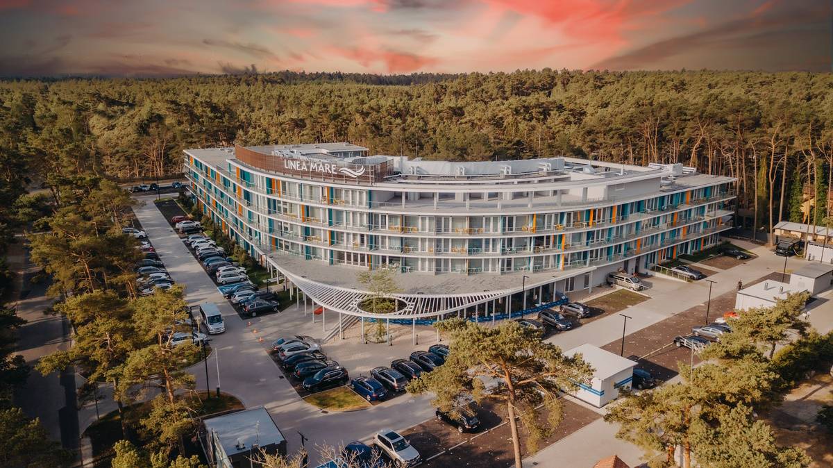Linea Mare w Pobierowie: Nowy, luksusowy hotel nad morzem. Linea Mare, nowy, położony nad morzem hotel z wygodnymi apartamentami i basenami zewnętrznym i wewnętrznym, to spełnienie marzeń o idealnym wypoczynku.