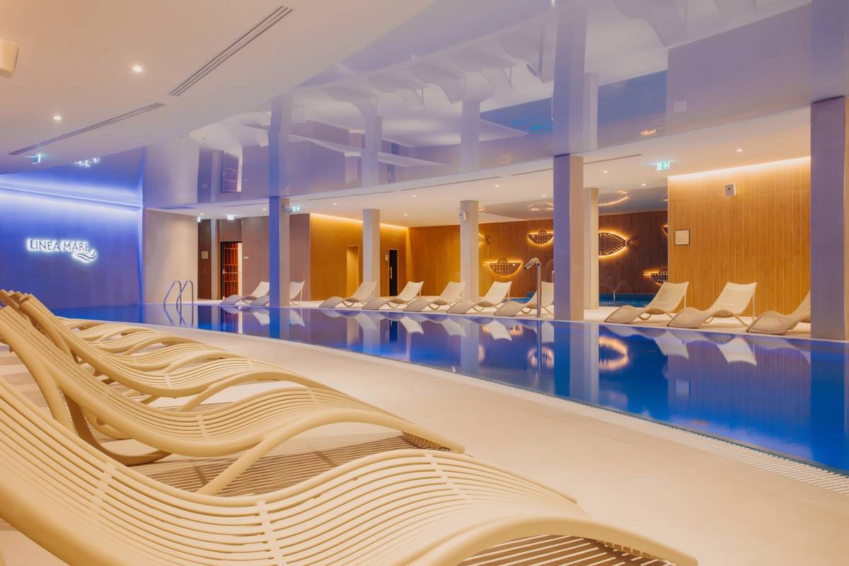 Linea Mare w Pobierowie: Nowy, luksusowy hotel nad morzem. Linea Mare, nowy, położony nad morzem hotel z wygodnymi apartamentami i basenami zewnętrznym i wewnętrznym, to spełnienie marzeń o idealnym wypoczynku.