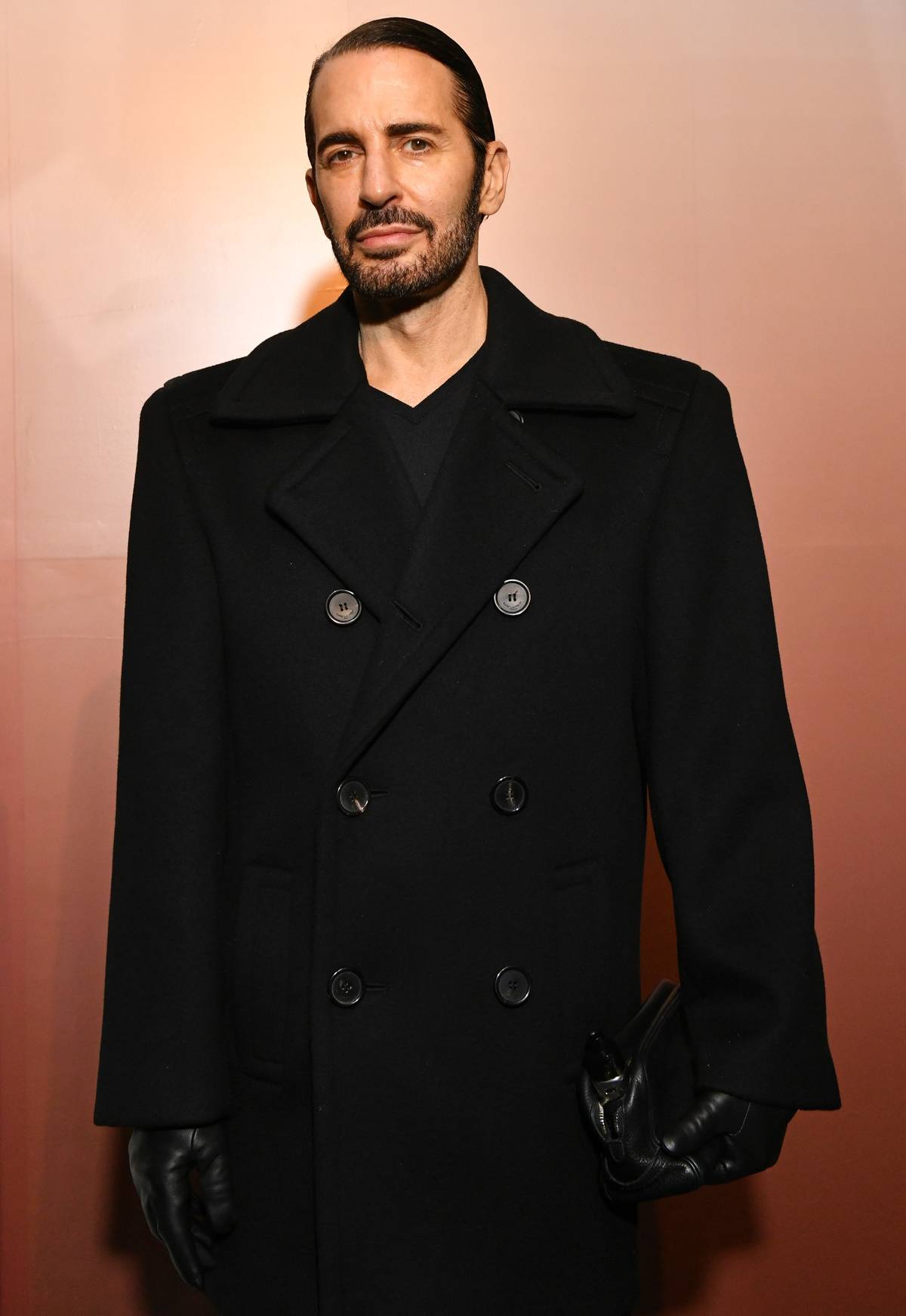 Marc Jacobs łączy żakiet Chanel z jeansami i baletkami.