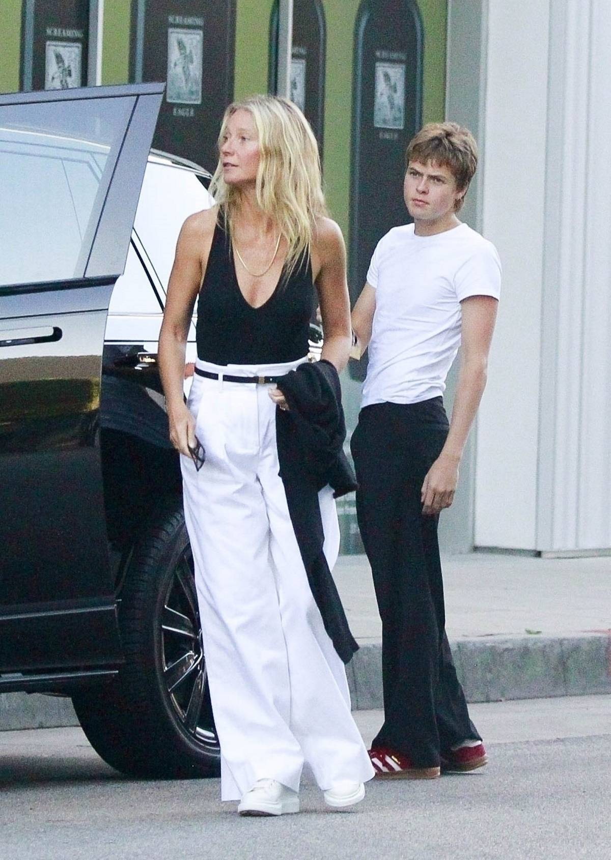 Naturalna Gwyneth Paltrow. Siwe odrosty i brak makijażu. Gwyneth Paltrow wybierając się na niedzielny obiad z rodziną, postawiła na naturalność. Zrezygnowała z makijażu, wyeksponowała siwe odrosty.