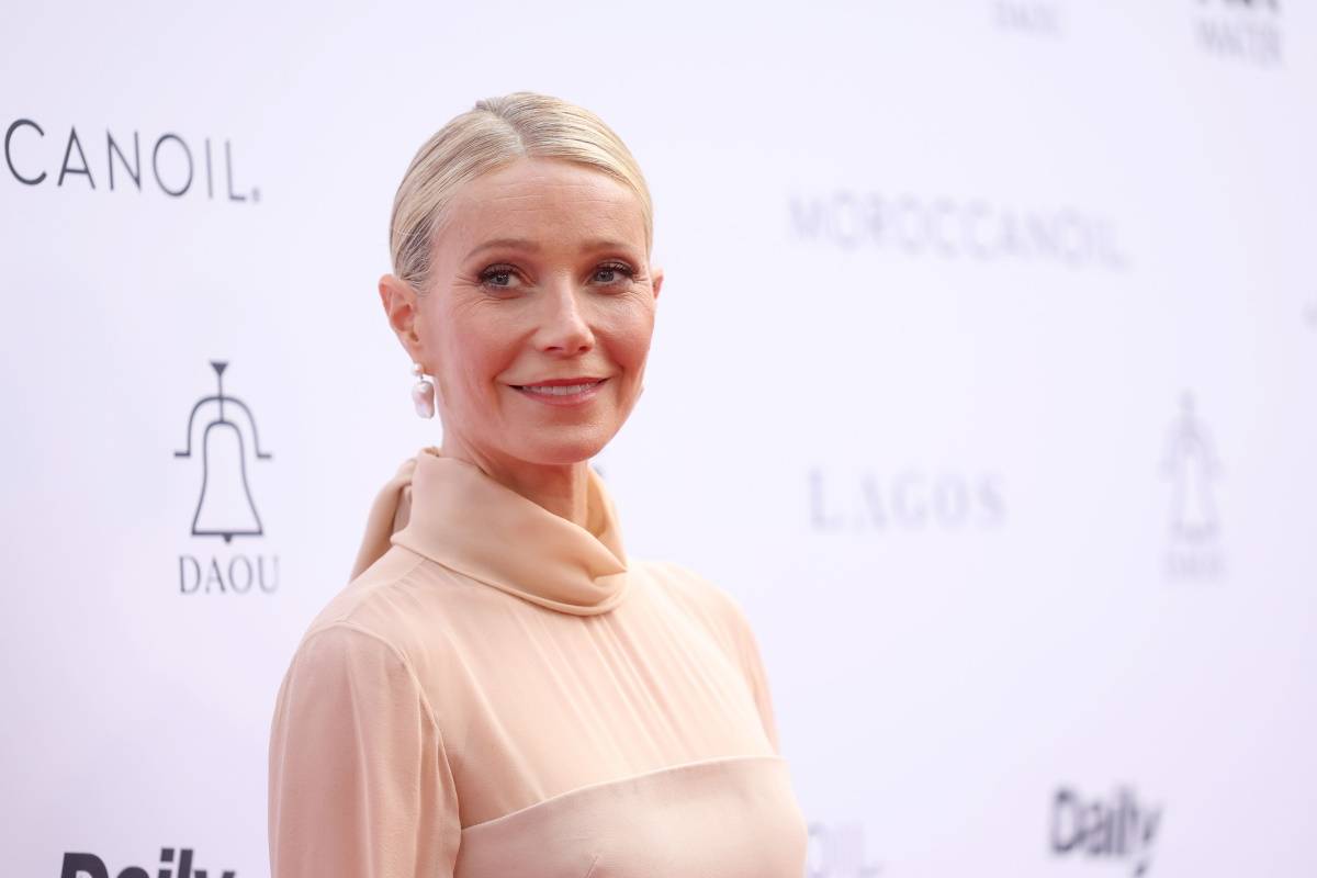 Naturalna Gwyneth Paltrow. Siwe odrosty i brak makijażu. Gwyneth Paltrow wybierając się na niedzielny obiad z rodziną, postawiła na naturalność. Zrezygnowała z makijażu, wyeksponowała siwe odrosty.