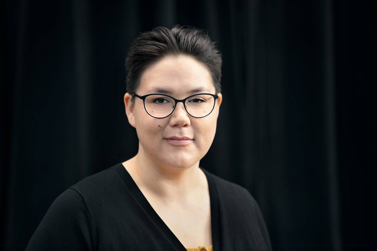 Niviaq Korneliussen , autorka Doliny Kwiatów (Simone Lilmoes, Gildendal Medie)