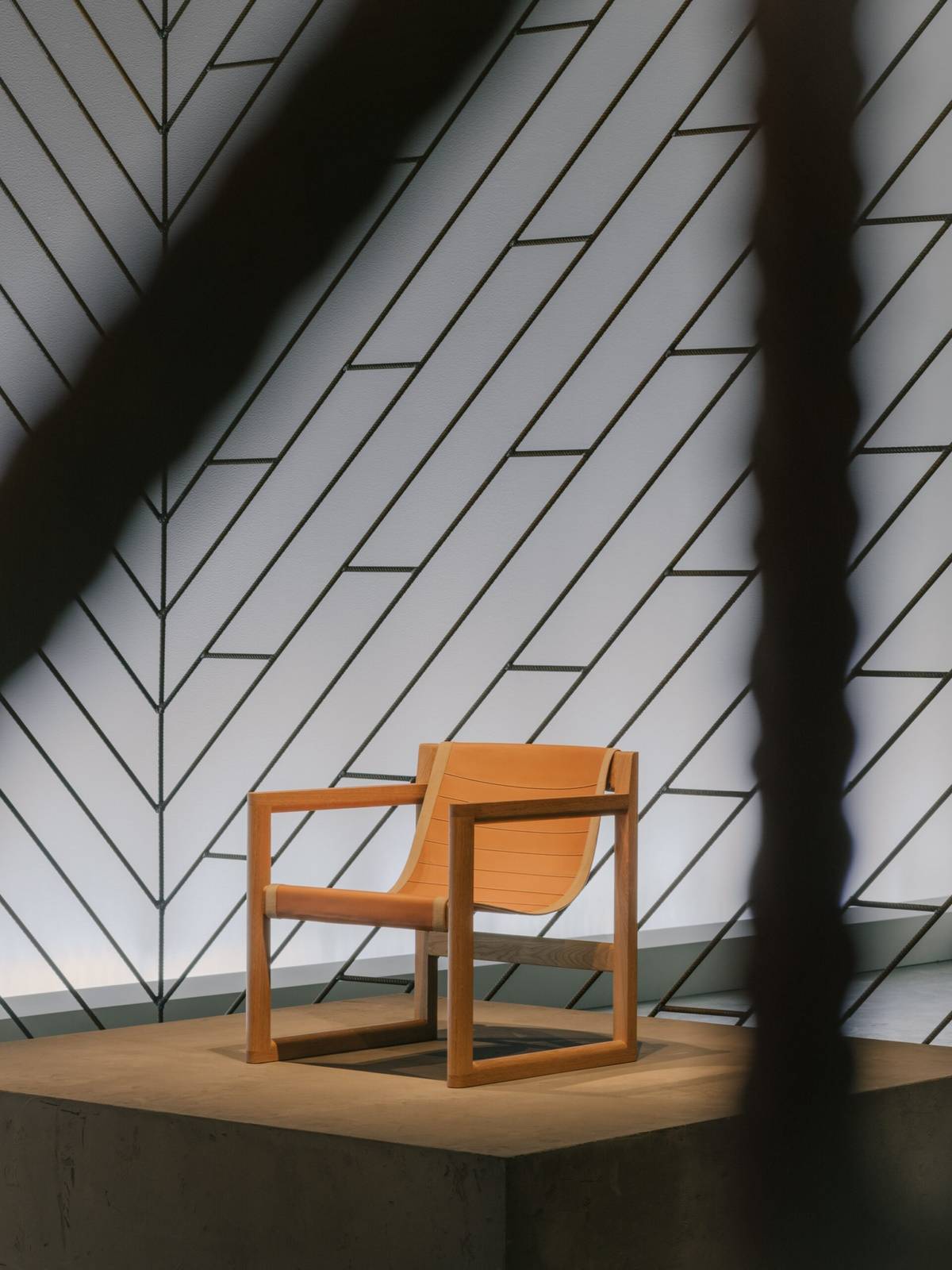 Nowa kolekcja dodatków do domu i mebli Hermès. Nowa kolekcja dodatków do domu i mebli Hermès, zaprezentowana podczas tygodnia designu w Mediolanie, nawiązuje do stylu retro, minimalizmu, natury.
