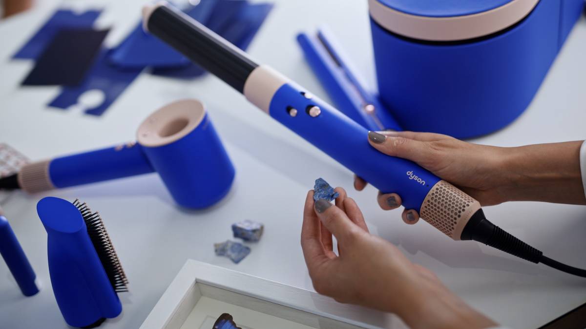 Nowe kolory urządzeń do stylizacji włosów Dyson. Teraz bestsellery marki Dyson można kupić w soczystym odcieniu niebieskiego zestawionego z pudrowym różem z matowym wykończeniem.
