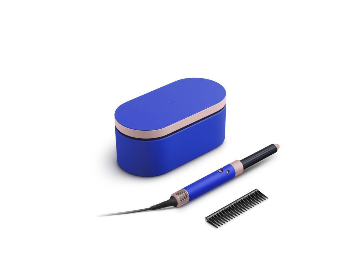 Nowe kolory urządzeń do stylizacji włosów Dyson. Teraz bestsellery marki Dyson można kupić w soczystym odcieniu niebieskiego zestawionego z pudrowym różem z matowym wykończeniem.