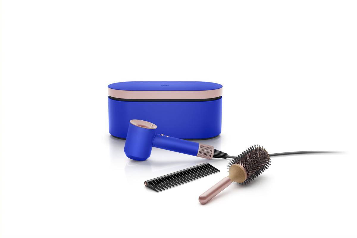 Nowe kolory urządzeń do stylizacji włosów Dyson. Teraz bestsellery marki Dyson można kupić w soczystym odcieniu niebieskiego zestawionego z pudrowym różem z matowym wykończeniem.