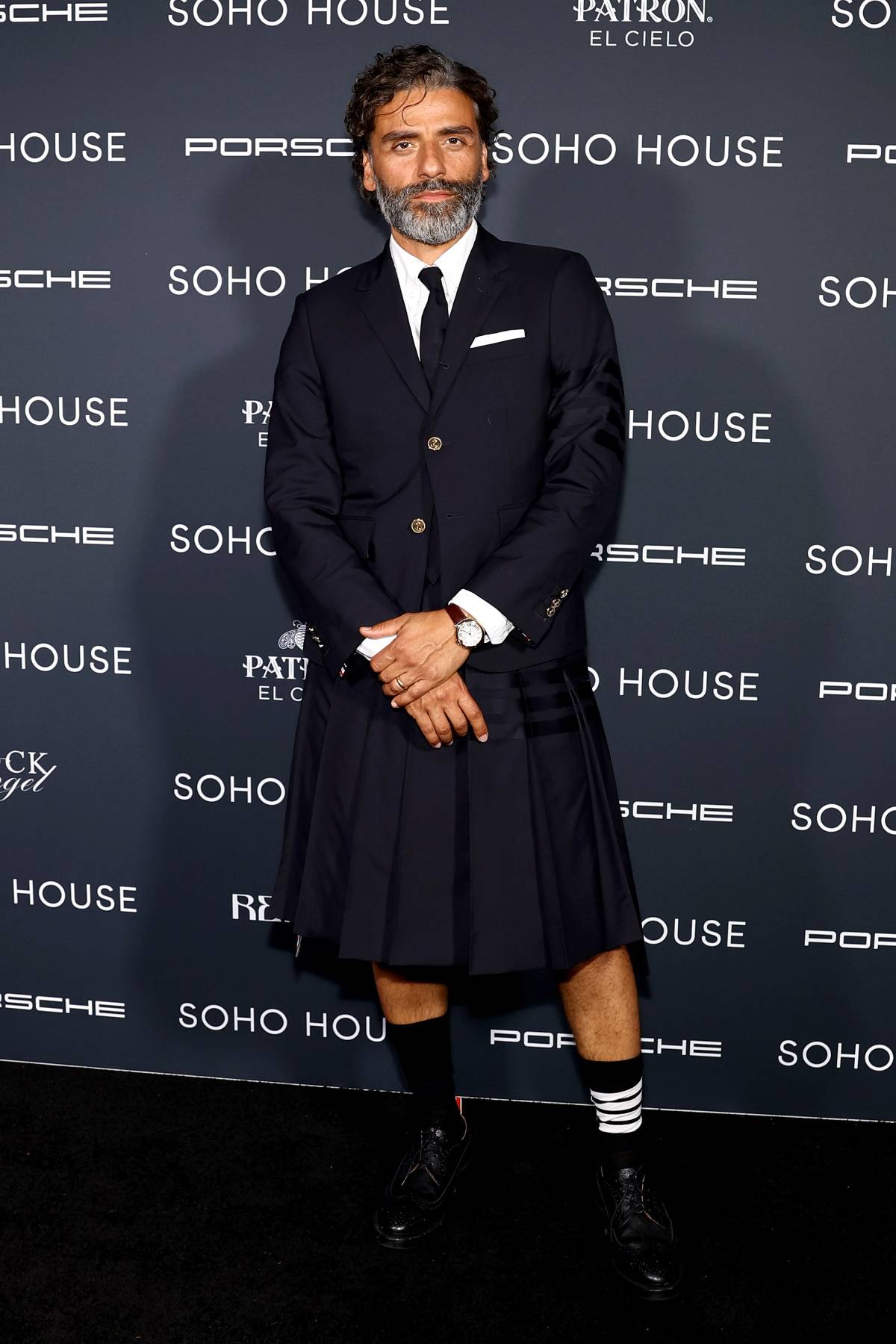 Oscar Isaac w granatowym zestawie z plisowaną spódnicą. Aktor od dawna jest fanem spódnic, szczególnie tych od Thoma Browne’a. Na nowojorskiej gali w granatowym zestawie wyglądał jak uczeń elitarnego liceum.