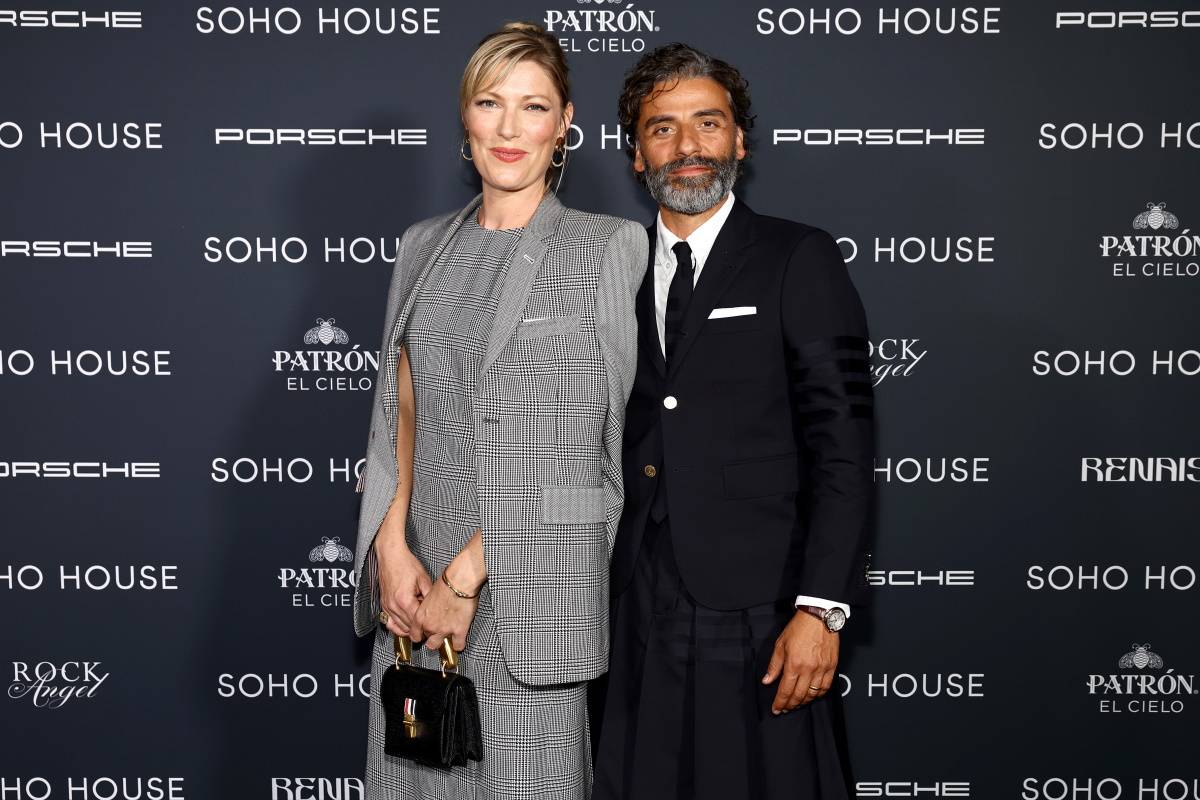 Oscar Isaac w granatowym zestawie z plisowaną spódnicą. Aktor od dawna jest fanem spódnic, szczególnie tych od Thoma Browne’a. Na nowojorskiej gali w granatowym zestawie wyglądał jak uczeń elitarnego liceum.
