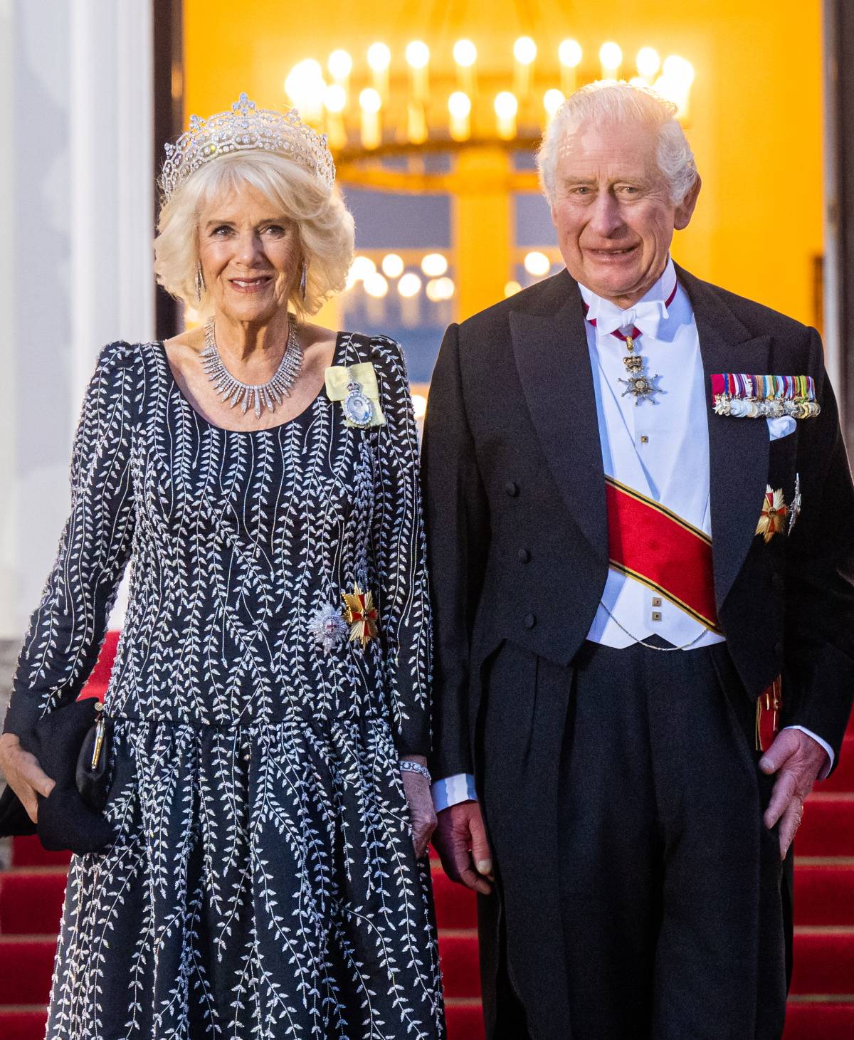 Pałac Buckingham opublikował oficjalny portret króla Karola III i Kamili przed koronacją. Na miesiąc przed oficjalną koronacją Karola III na króla Zjednoczonego Królestwa, Pałac Buckingham opublikował oficjalny portret monarchy z żoną Kamilą. 