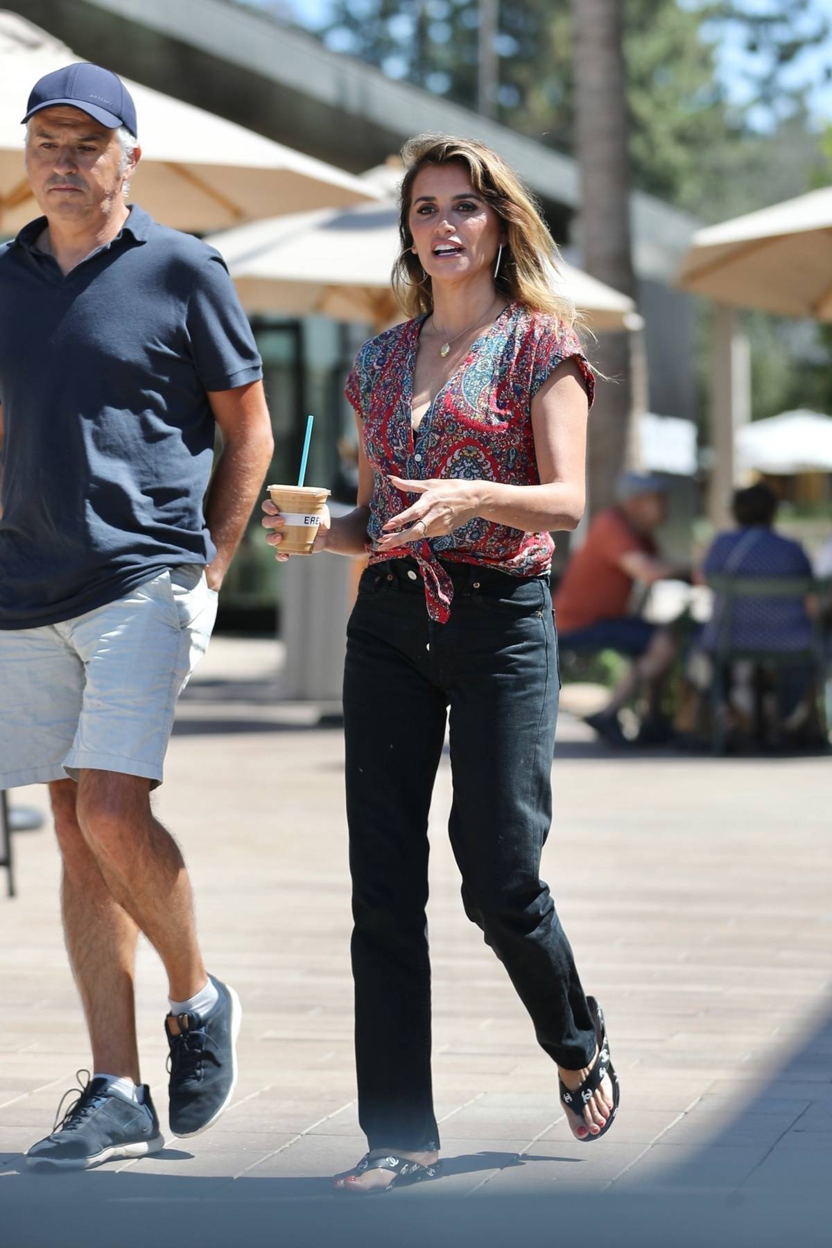 Penélope Cruz w klapkach Chanel na zakupach. Penélope Cruz jako wierna ambasadorka Chanel na zakupy w Los Angeles wybrała się w klapkach paryskiego domu mody.