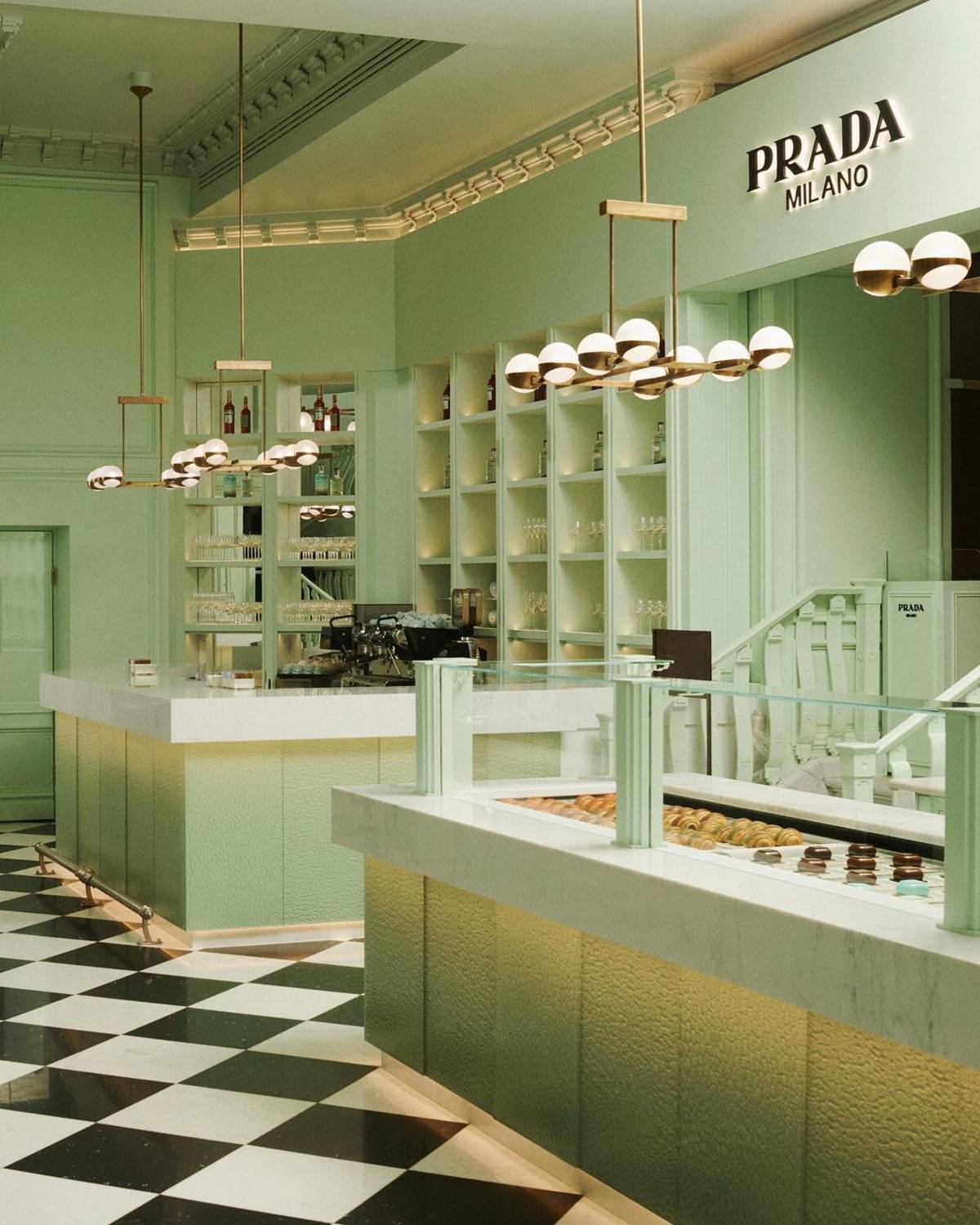 Prada Caffé Włoski dom mody otwiera nową kawiarnię w Harrodsie w Londynie. Włoskie dziedzictwo to nie tylko moda, ale i kulinaria. Perfekcyjnie łączy je nowe miejsce na mapie Londynu – kawiarnia Prady.