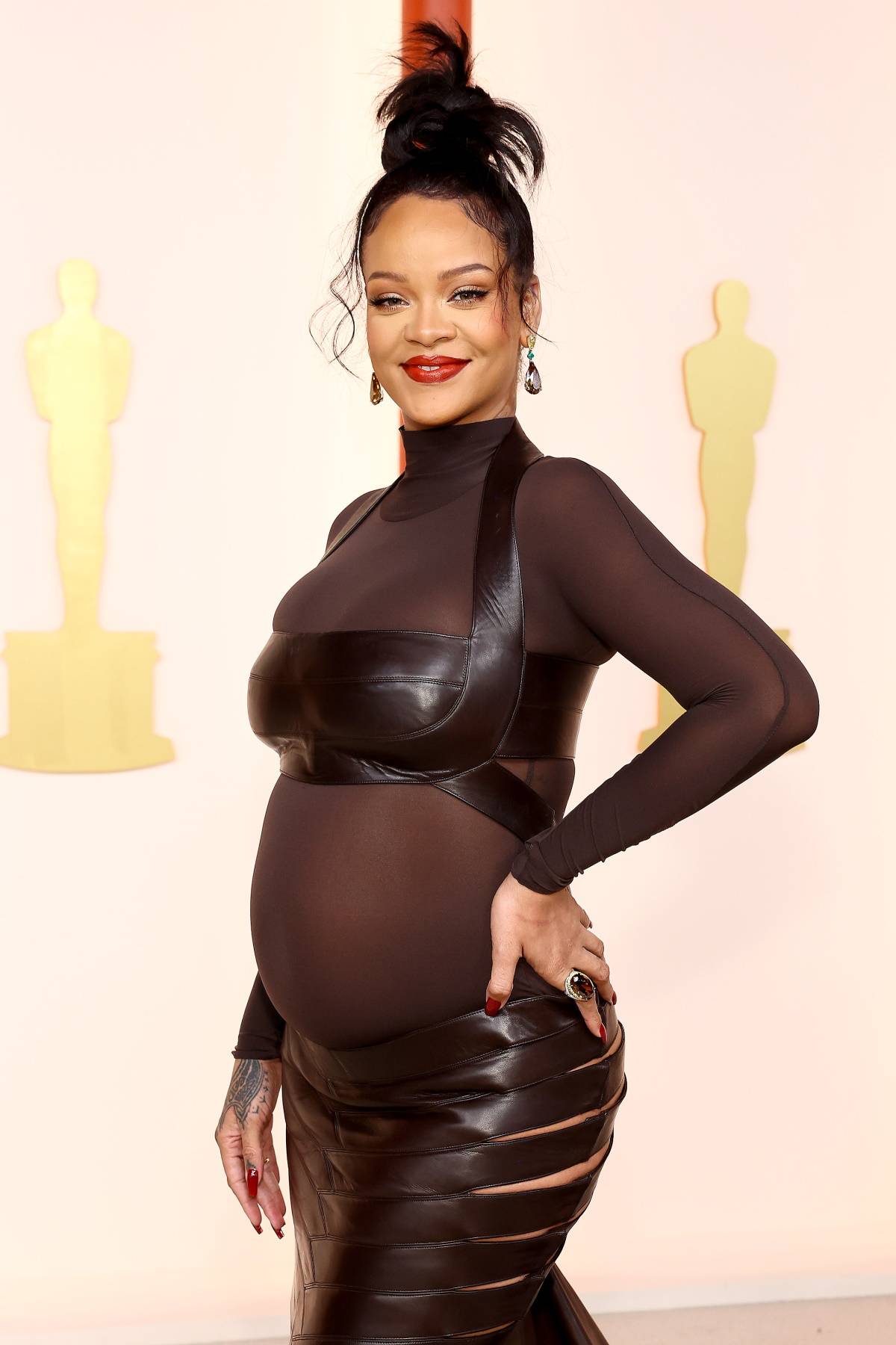 Rihanna w futrze vintage, halce i bejsbolówce na randce z ukochanym. Rihanna jako mistrzyni eklektyzmu wynosi ciążowy styl na wyższy poziom. Na randkę do futra vintage dobrała bejsbolówkę.