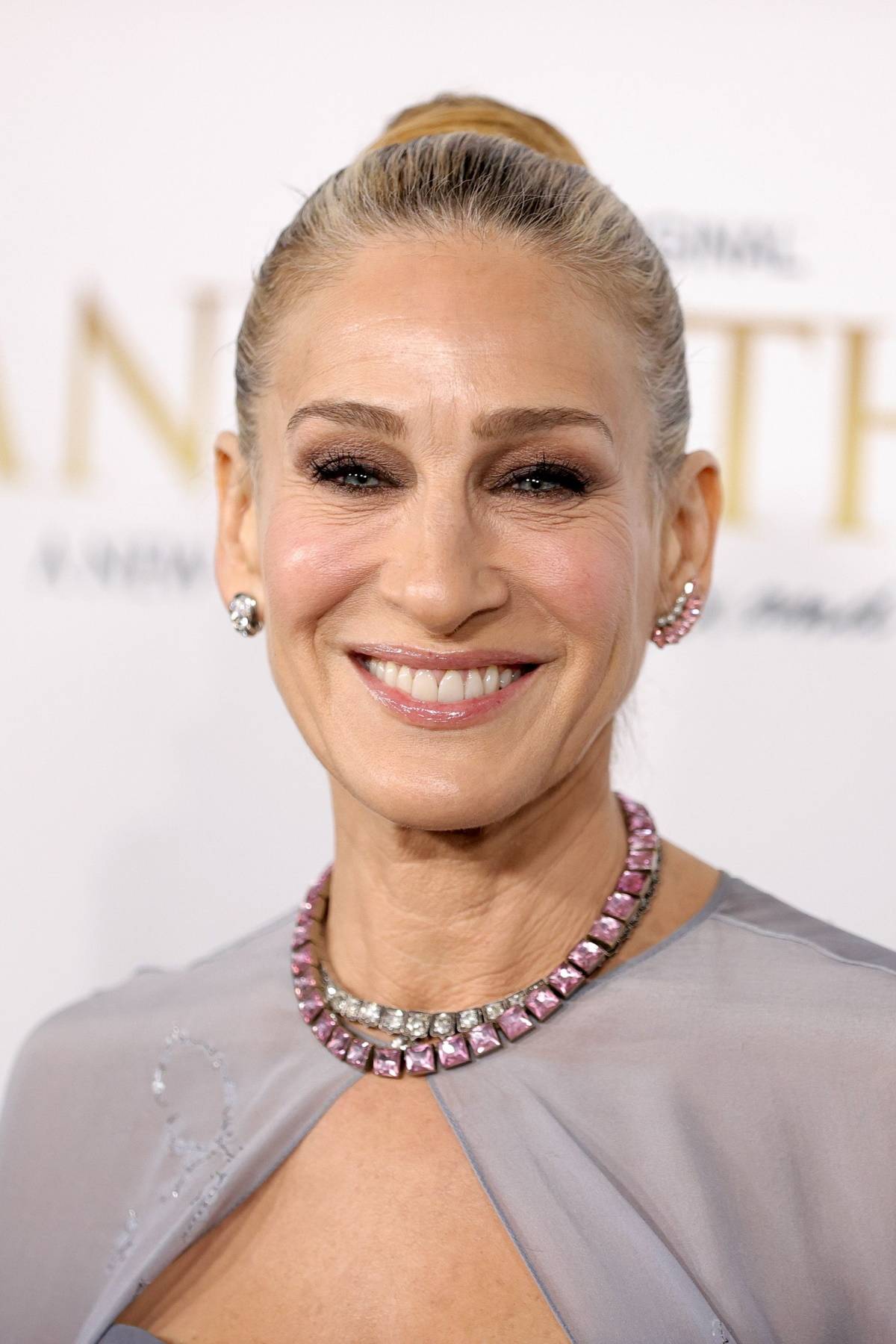 Sarah Jessica Parker w neonowożółtych szpilkach własnej marki. 