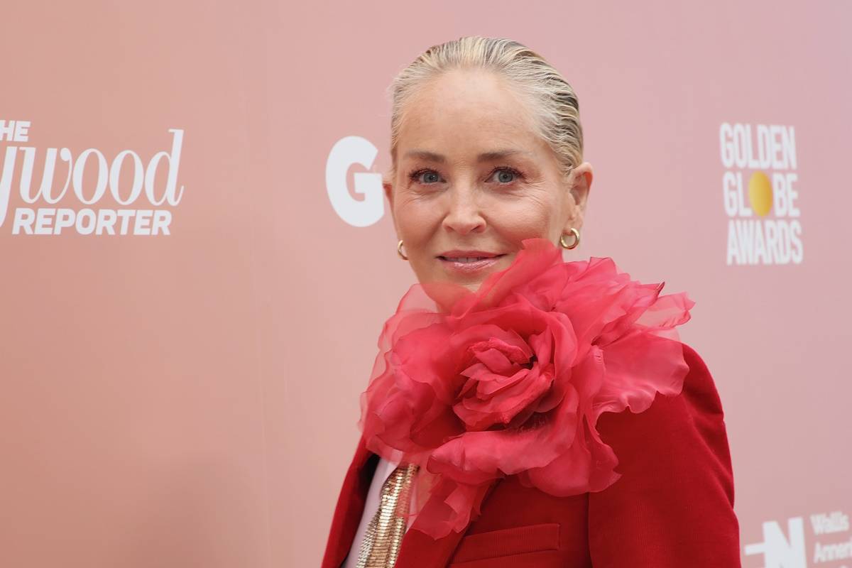 Sharon Stone w kostiumie kąpielowym i siwych włosach. Sharon Stone w czerwonym kostiumie kąpielowym i siwych włosach celebruje naturalność na Instagramie.