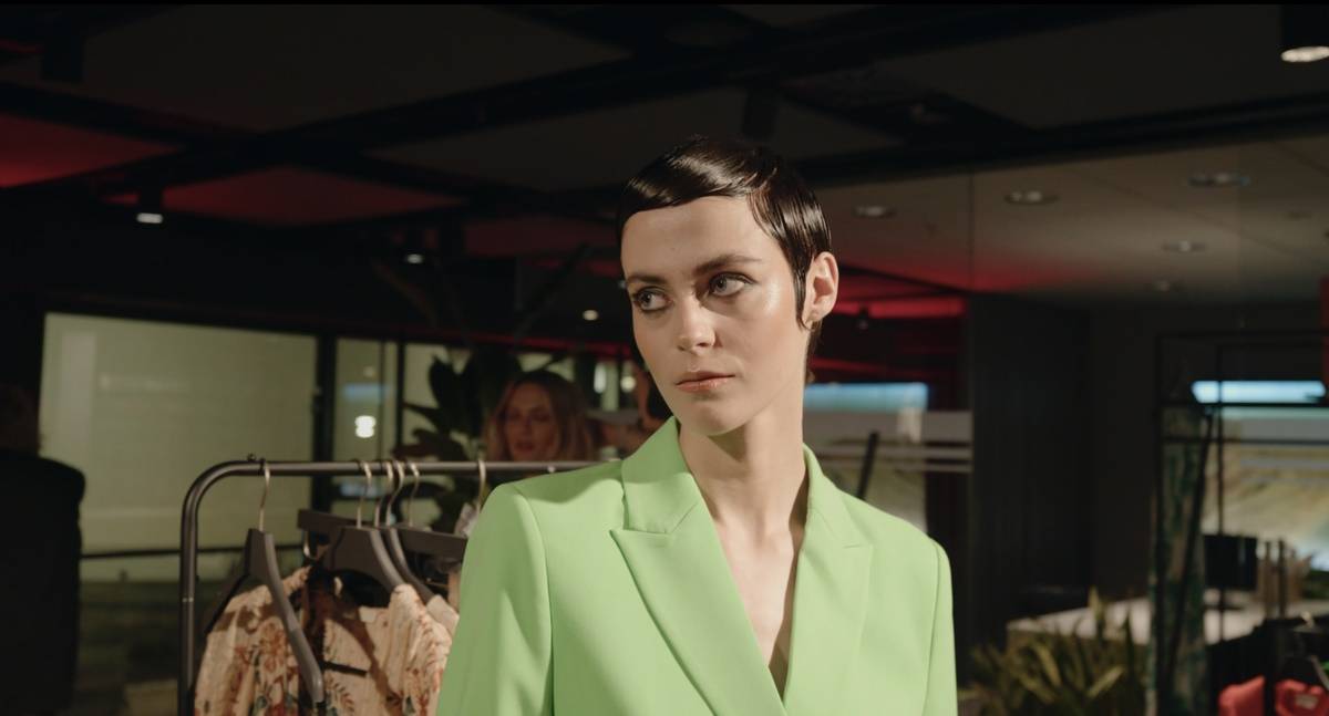 Wydarzenie Fashion&Design w przestrzeniach Audi City Warszawa. Na kameralnym wydarzeniu Fashion&Design w przestrzeniach Audi City Warszawa odbyły się prezentacja modelu Q8 e-tron, dyskusja o trendach i pokaz mody.