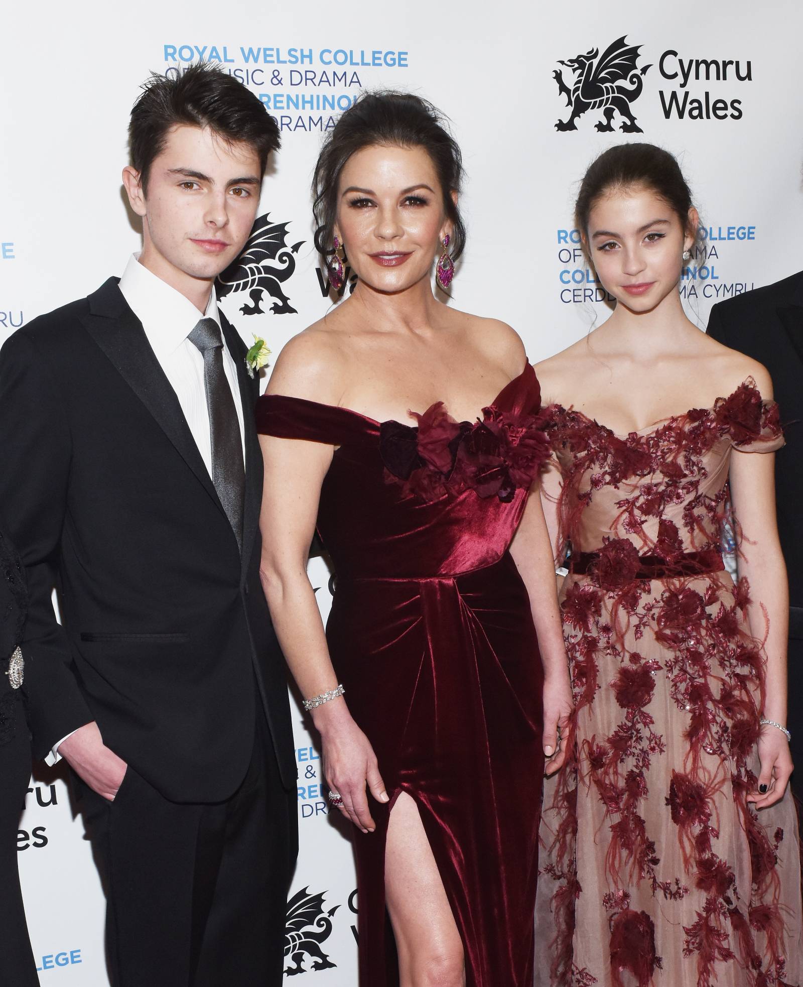 Dylan Michael Douglas, Catherine Zeta-Jones i Carys Zeta Douglas w 2019 roku (Fot. Bonnie Biess / Getty Images)