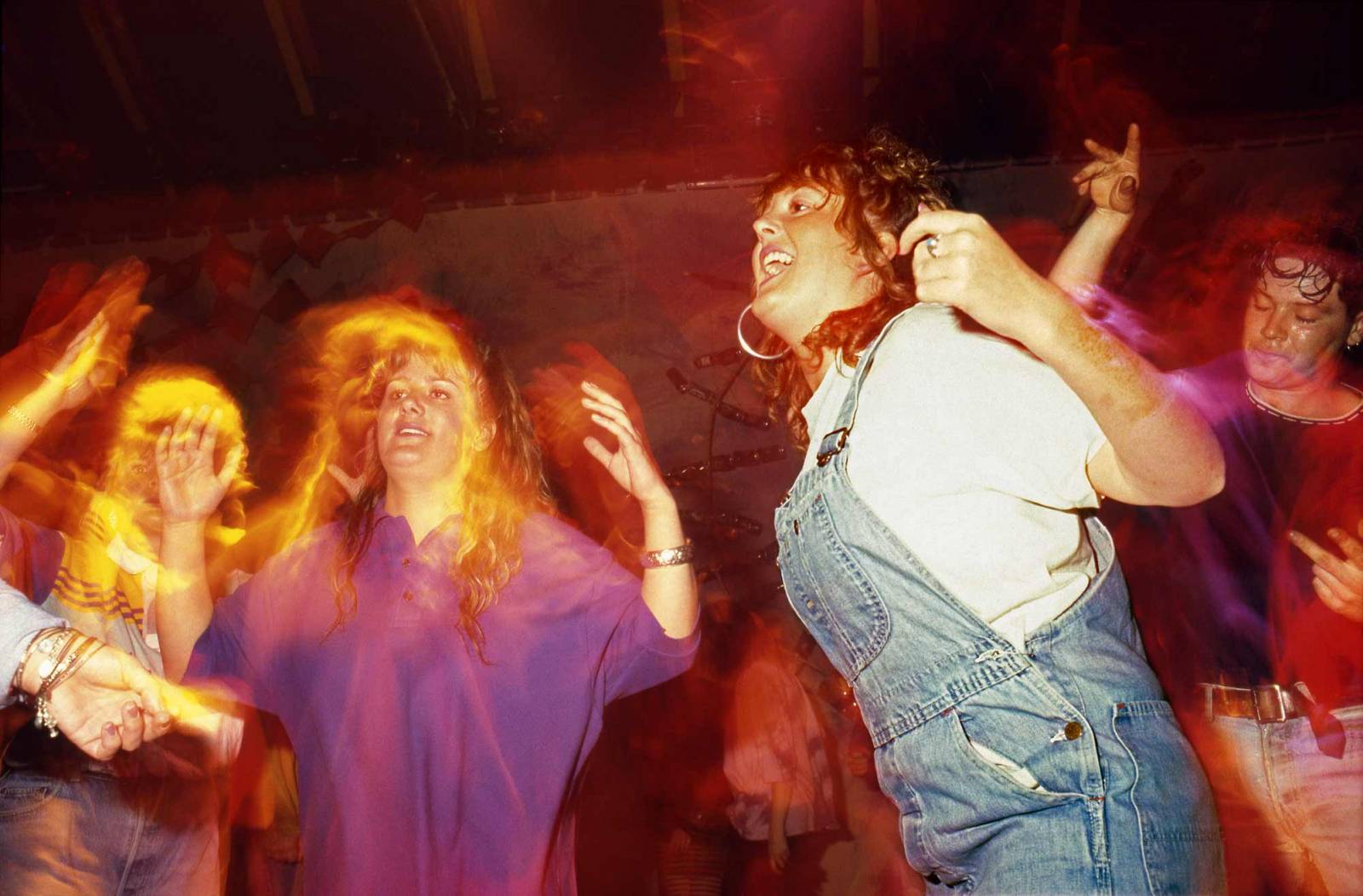 Dave Swindells, Spectrum Tent Girls (Fot.© Dave Swindells, 1988, zdjęcie dzięki uprzejmości Saatchi Gallery, Londyn)