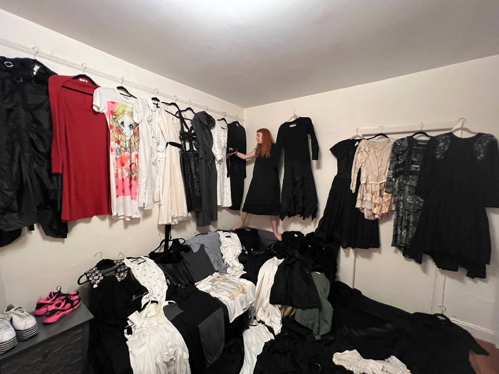Aviram na tle swojej kolekcji Comme des Garçons.
Fot. Dzięki uprzejmości Dayny More / @_______djm