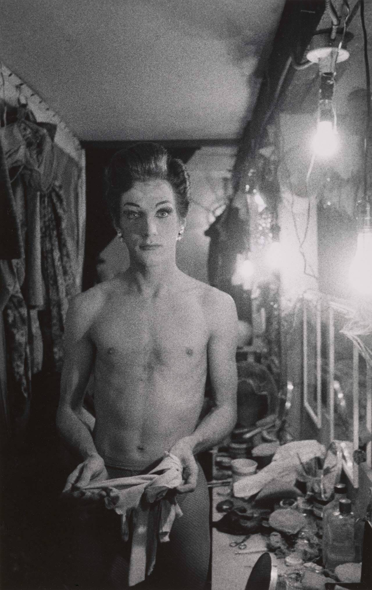 Female impersonator holding long gloves, Hempstead, Long Island, 1959. Dzięki uprzejmości Metropolitan Museum of Art w Nowym Jorku/ Copyright © The Estate of Diane Arbus, LLC