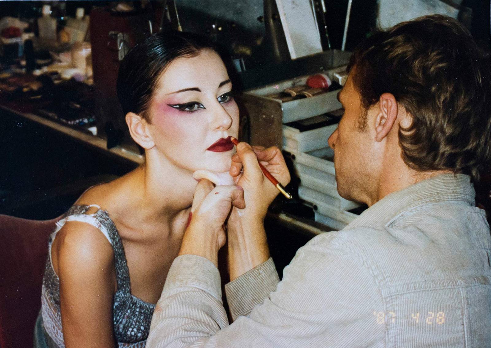 Modelka Agnieszka Martyna przygotowań do pokazu. Finał konkursu Twarz Roku w Berlinie; backstage pokazu Thierryego Muglera (Fot. archiwum Justyny Duszyńskiej)